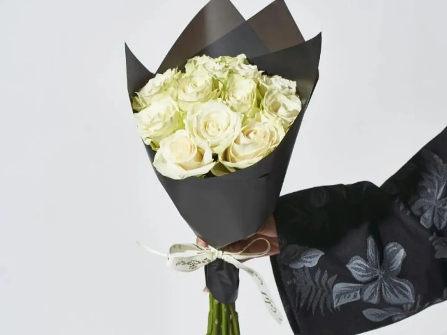 باقة ورد فاخر بتغليف ملكي 12 وردة