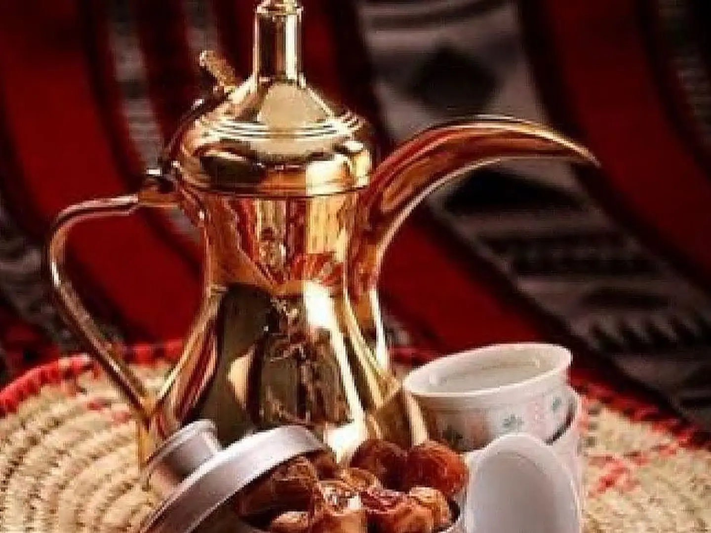 دلة قهوة مع تمر وطحينه مع ترمس