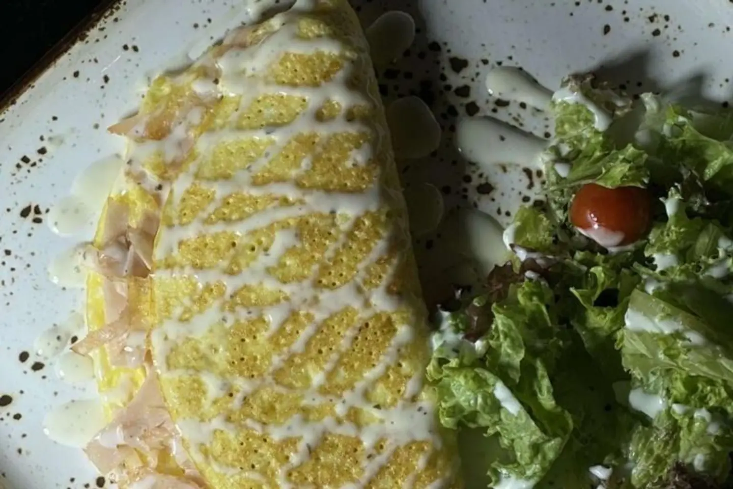 اومليت بشرائح الدجاج المدخن والاجبان