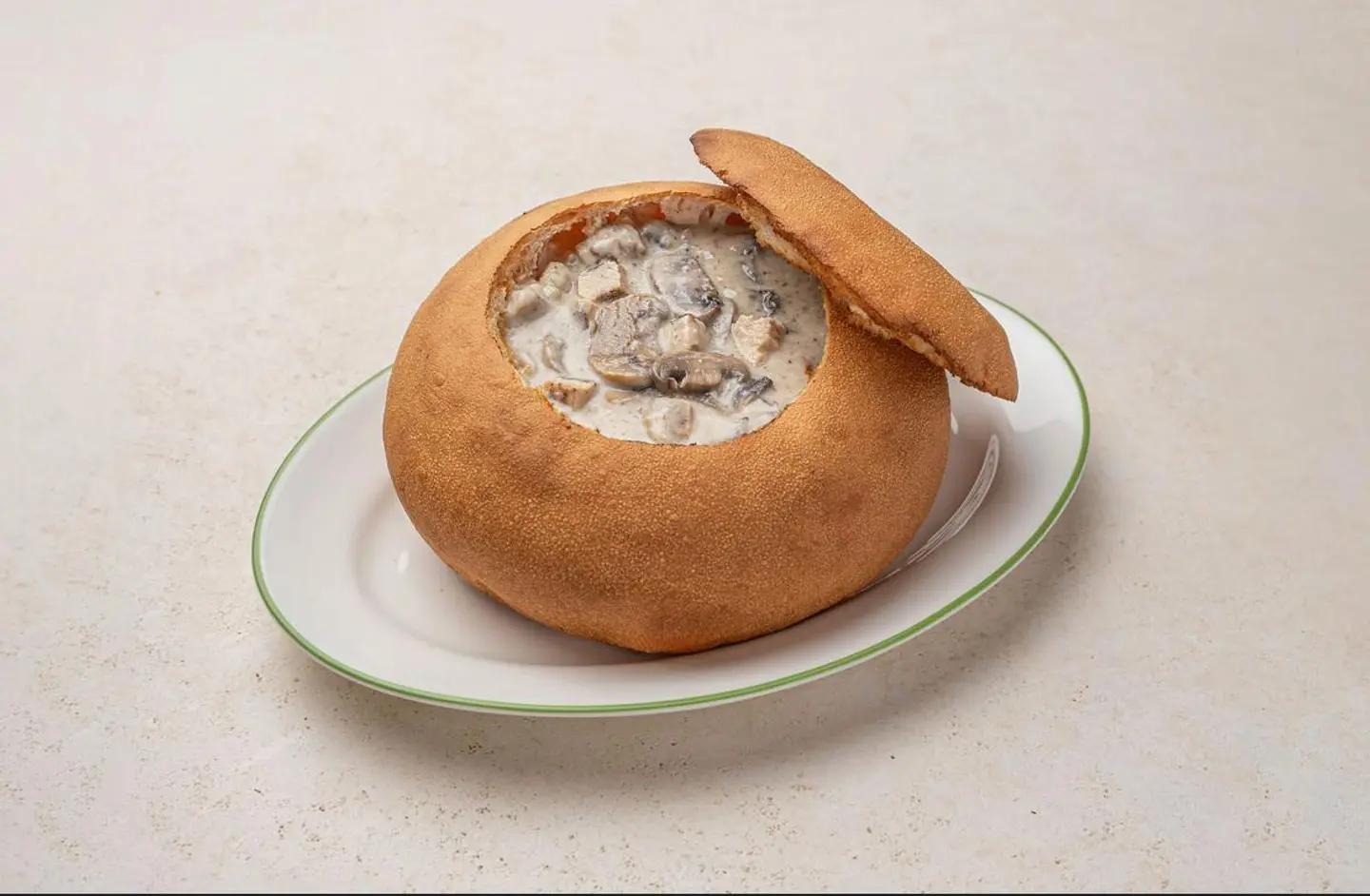 حساء الدجاج مع الفطر - وعاء الخبز