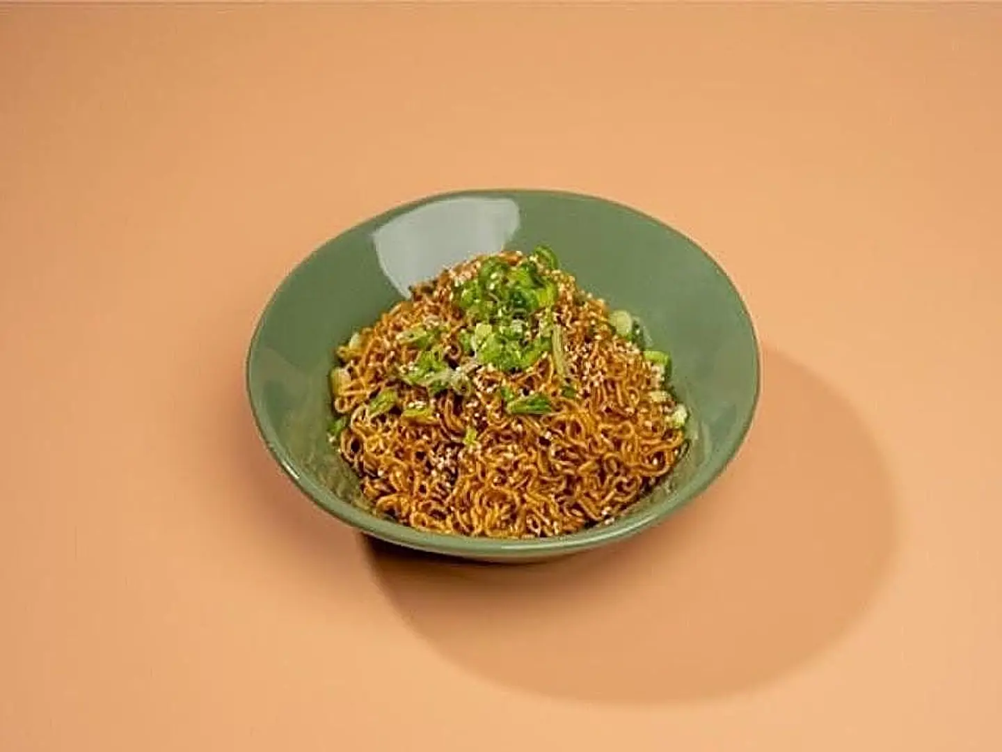 نودلز بالزبدة والثوم