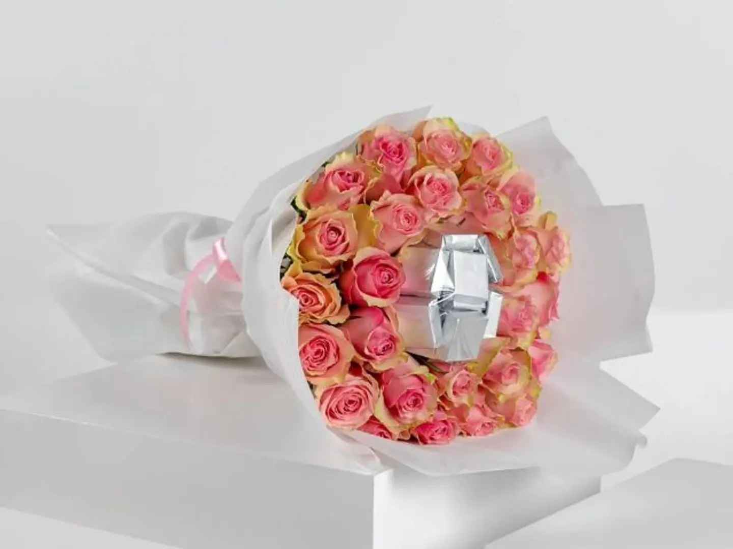 باقة الجوري الوردي مع باتشي