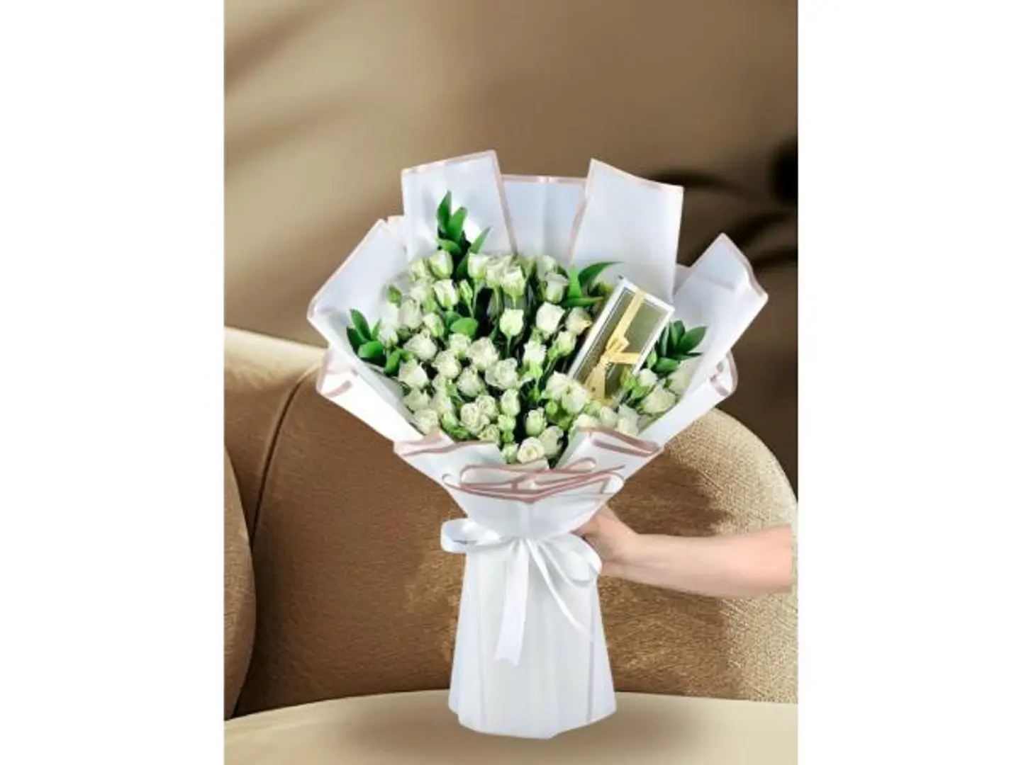 حلا بستاني مع باقه ورد بيبي روز ناعم وانيق وجذاب