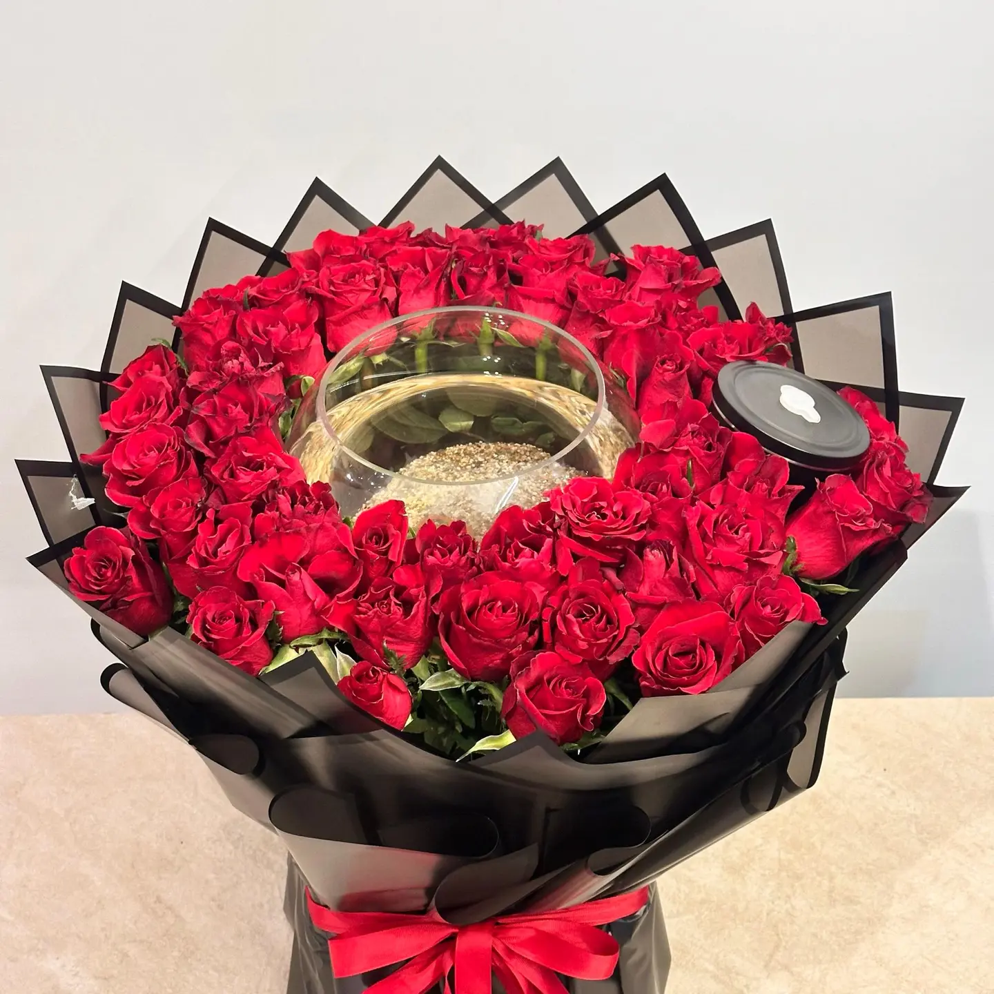 باقة الجور الأحمر مع السمك الزينة