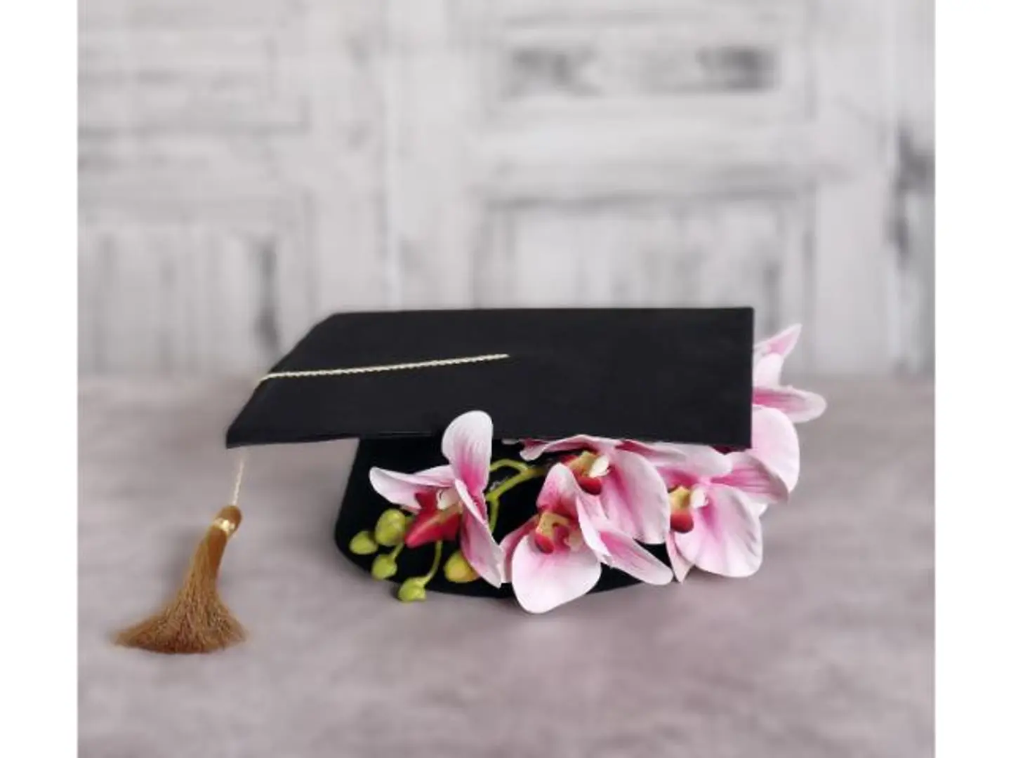 قبعة التخرج مع ورد صناعي