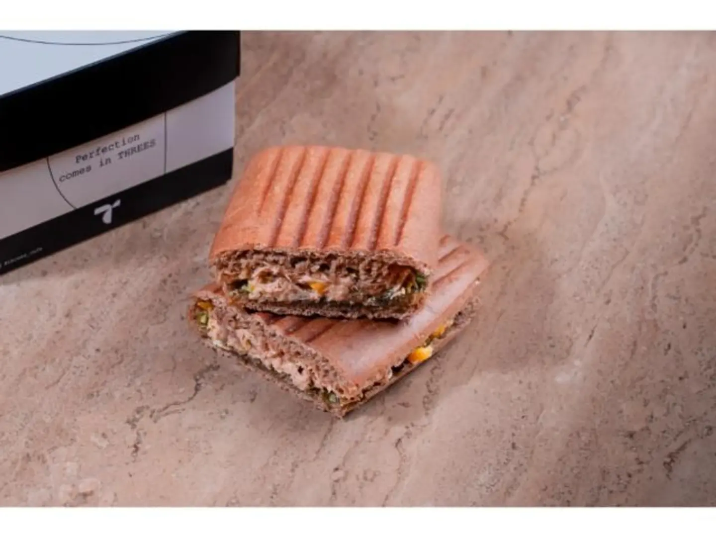 ساندوتش كلاسيك تونا