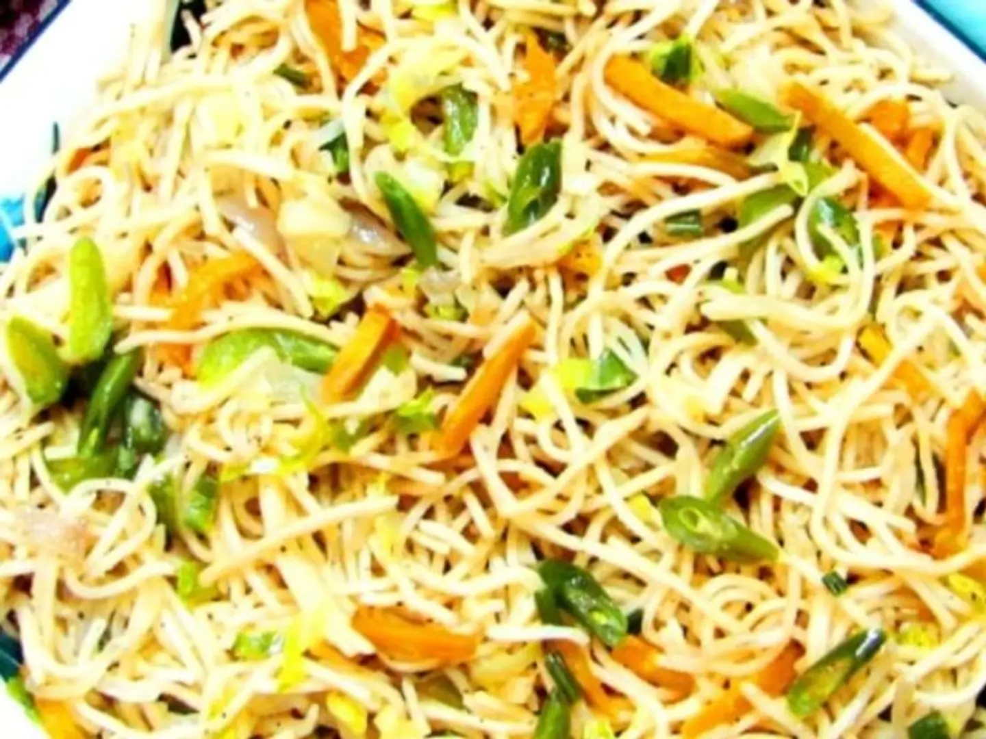 نودلز الخضار السريلانكية (بدون بيض)