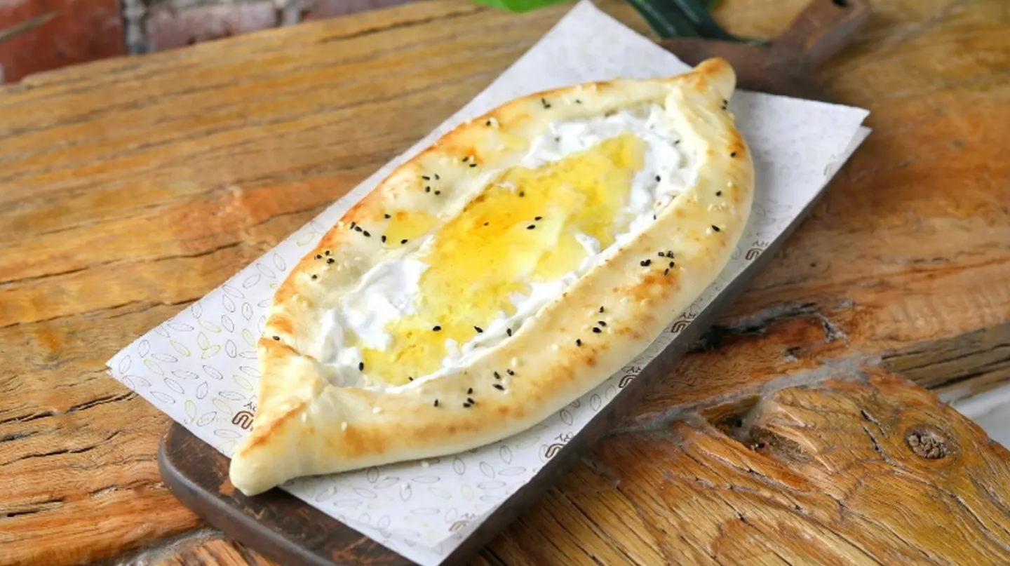 لبنة مع عسل