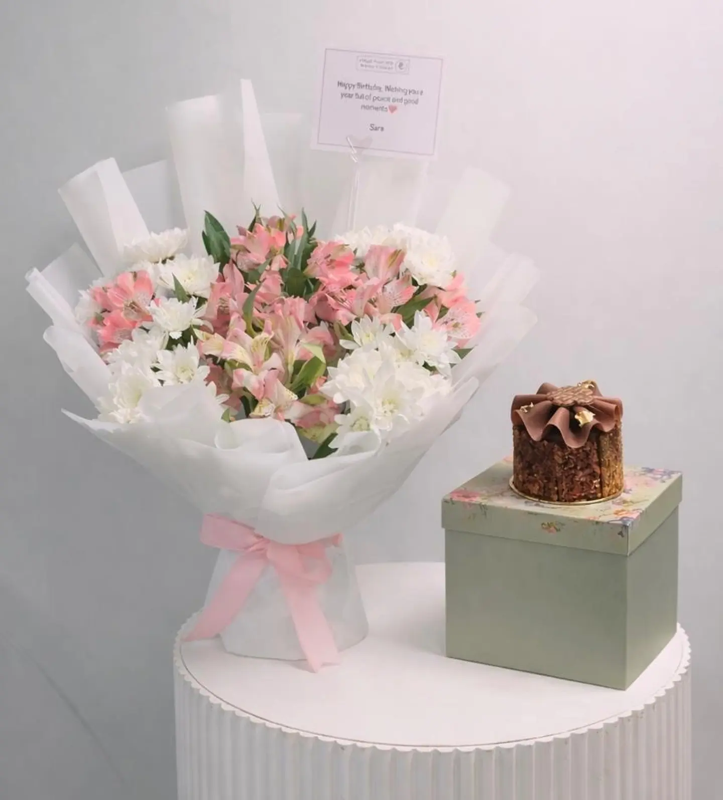 Mini Cake With Luxury Bouquet