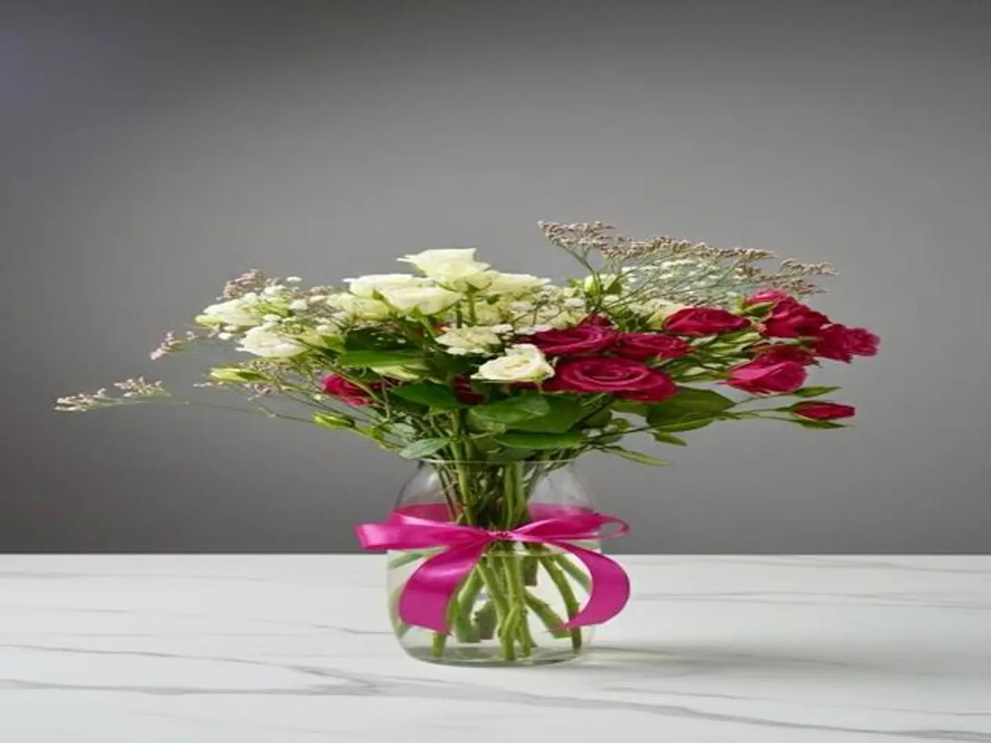 اثني عشر وردة بخاخة مع ملحقاتها مع مزهرية