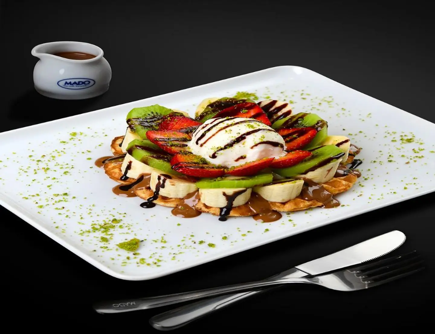 Classic Waffle With Fruit