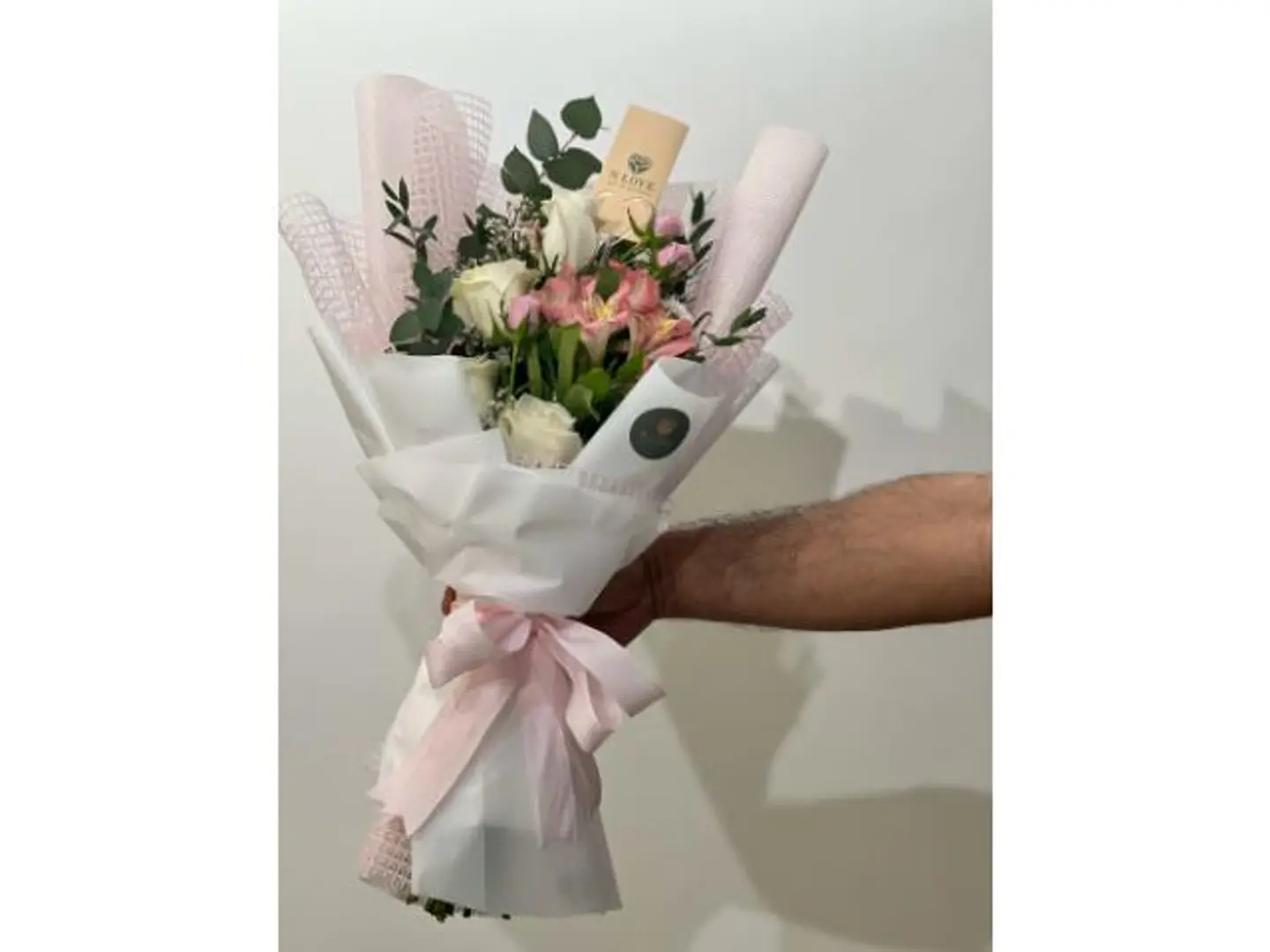 أبيض وردي في التغليف والزهور