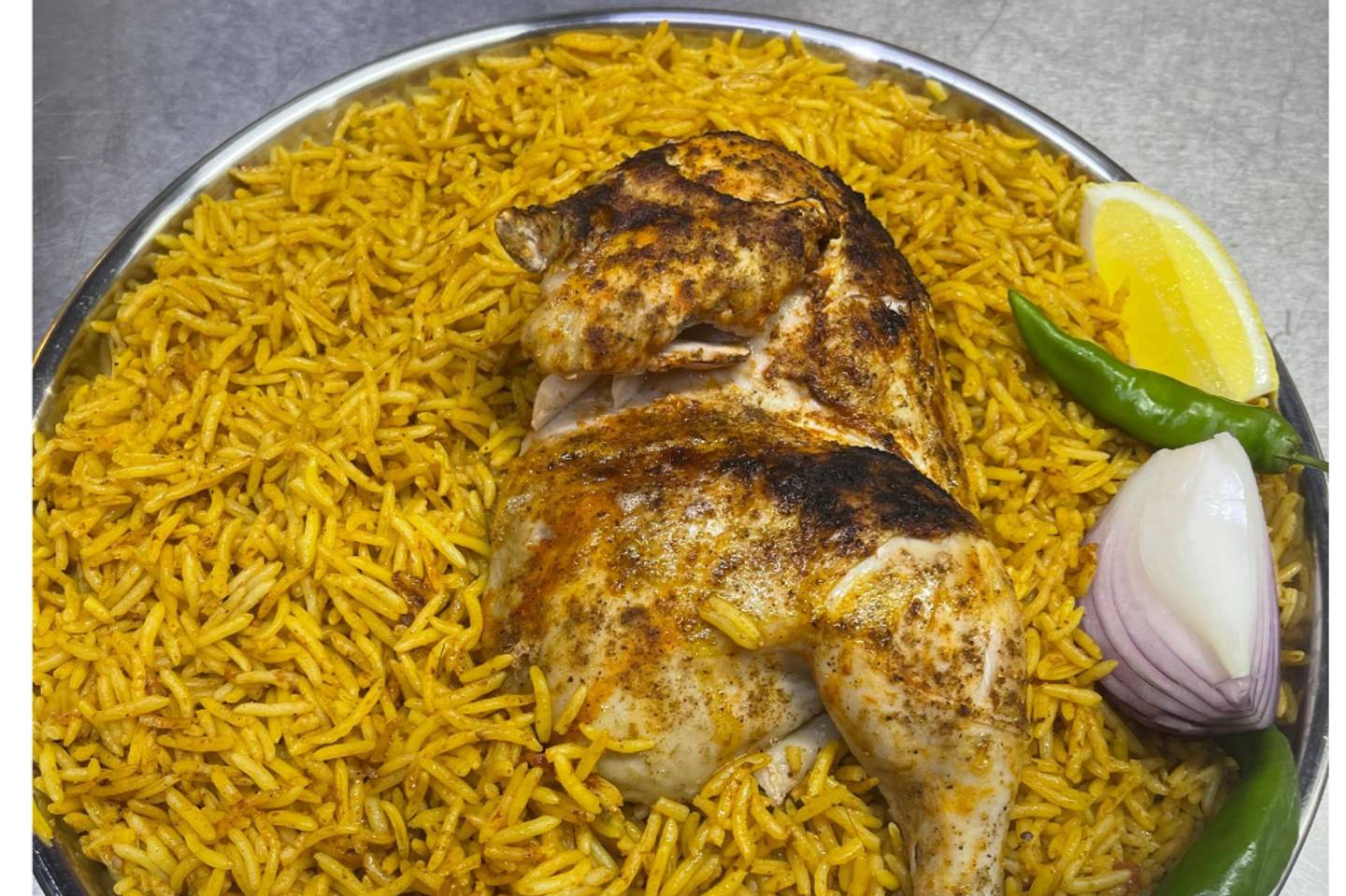 كبسة رز مع حبة دجاج كاملة