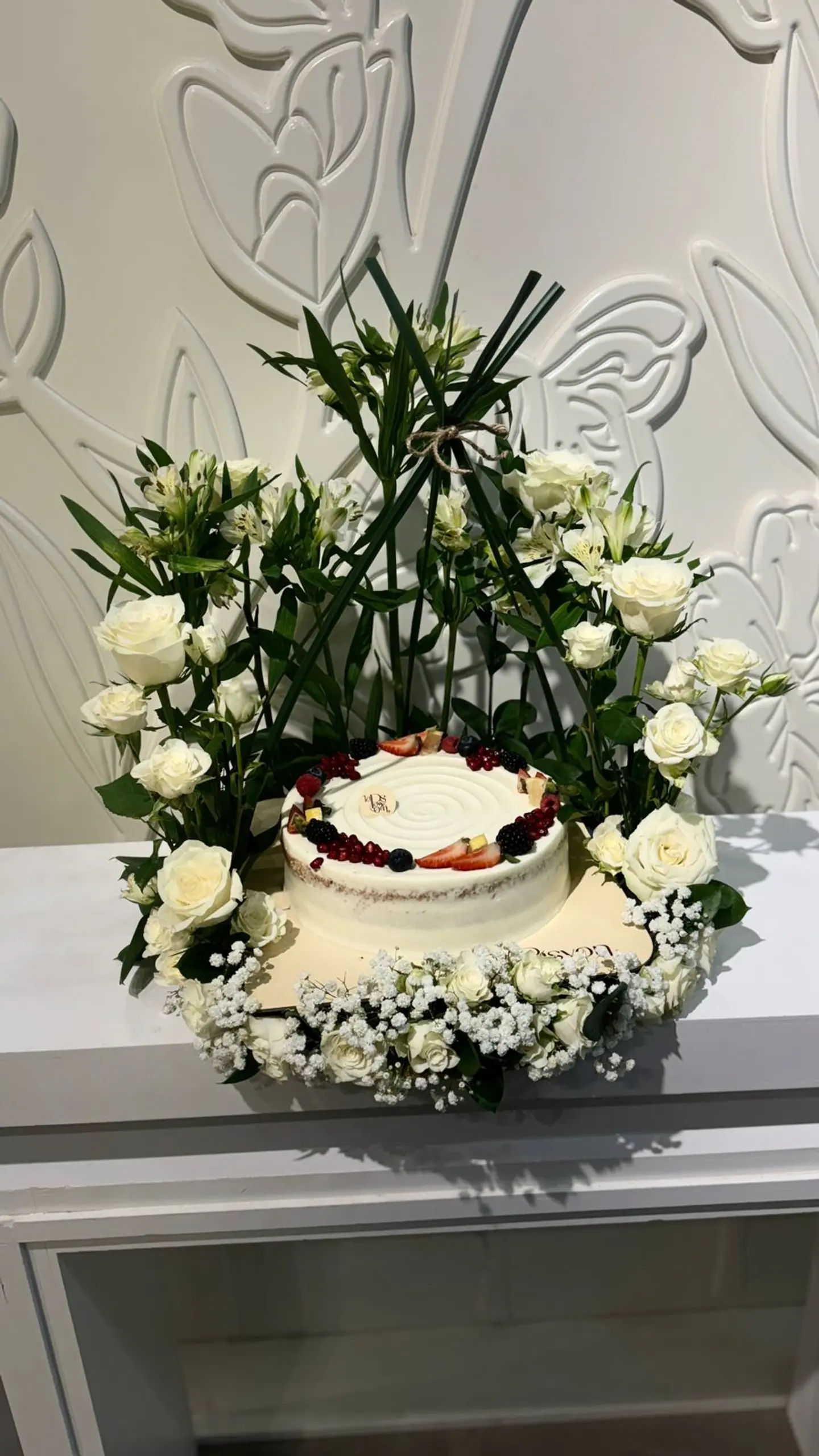 Large Cake With Natural Rose Coordination And Free Card