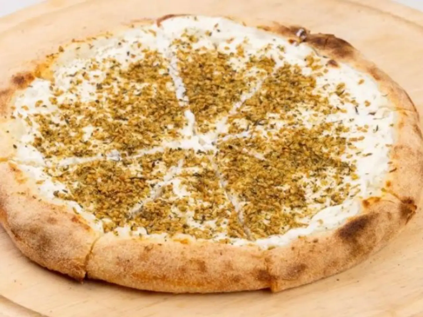 بيتزا لبنة مع زعتر وسط