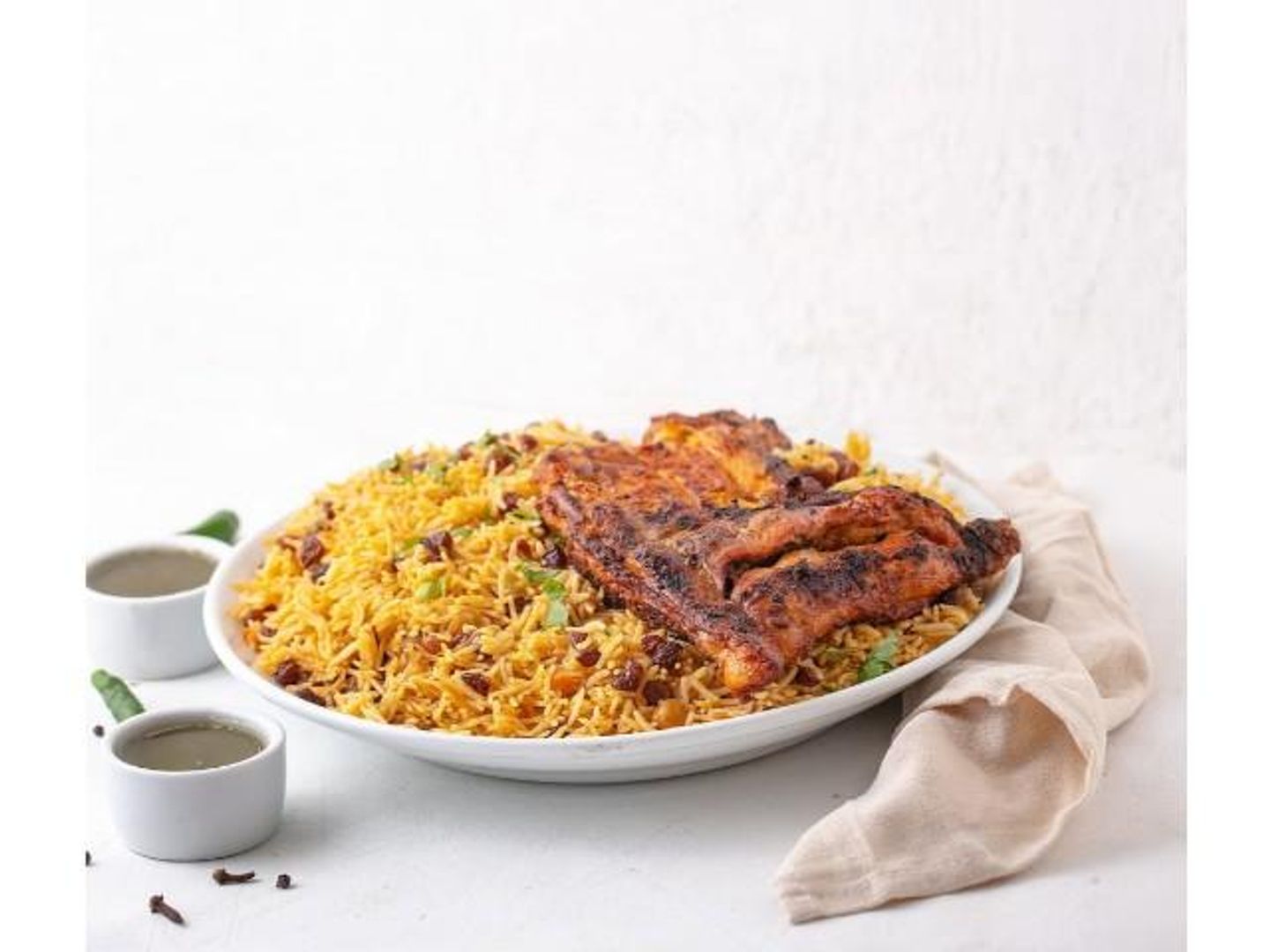 نصف دجاج محمر ومع الارز وخضار