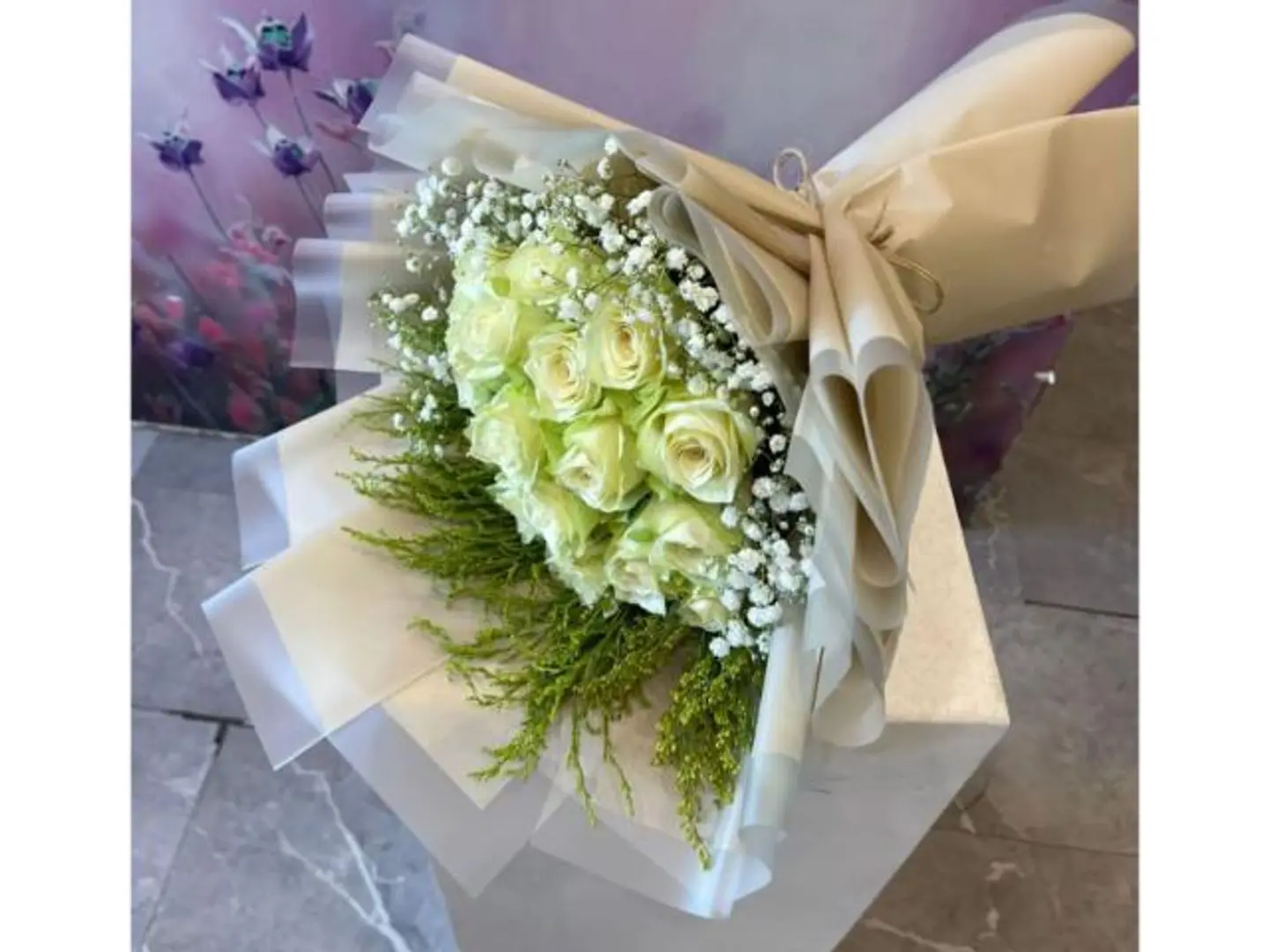 باقه ورد ابيض مع اكسسوارات بتغليف عصري