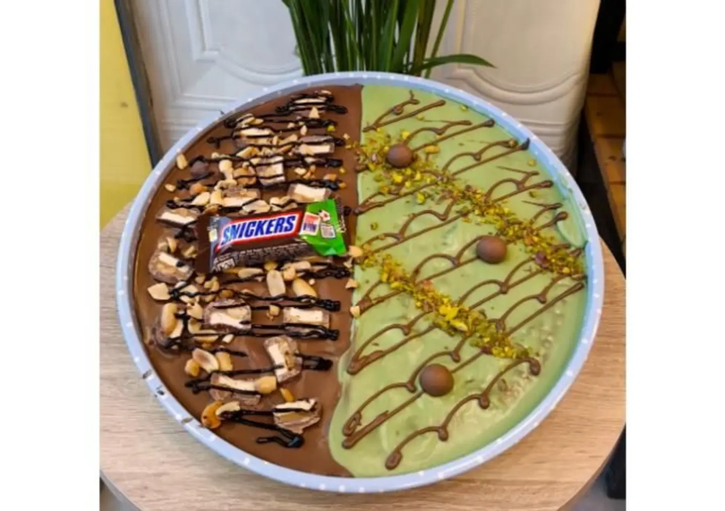 صينية بسبوسة سنيكرز مع بستاشيو