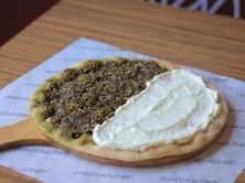 منقوشة زعتر ولبنه