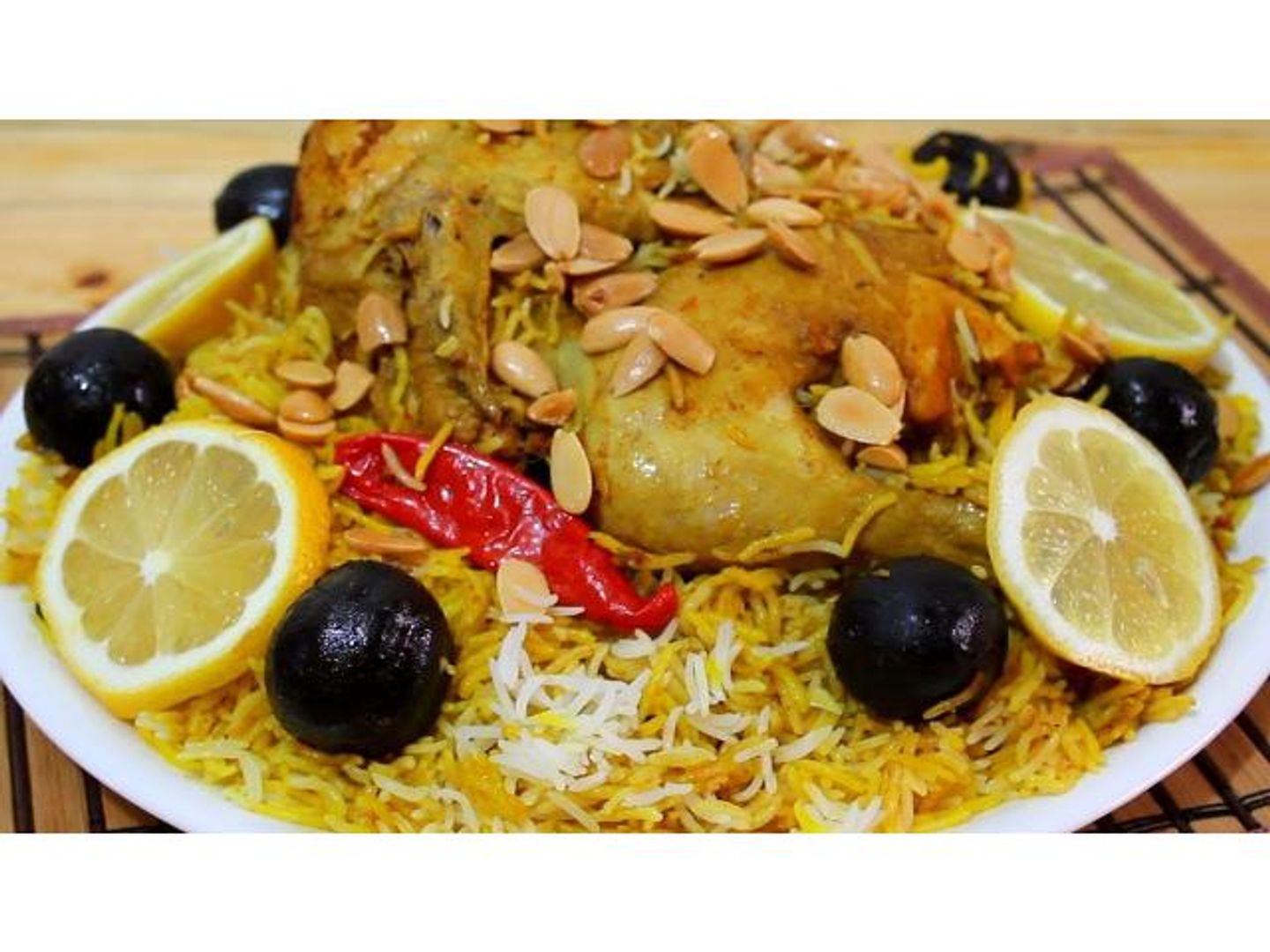 نص حبة دجاج مدفون مع الرز