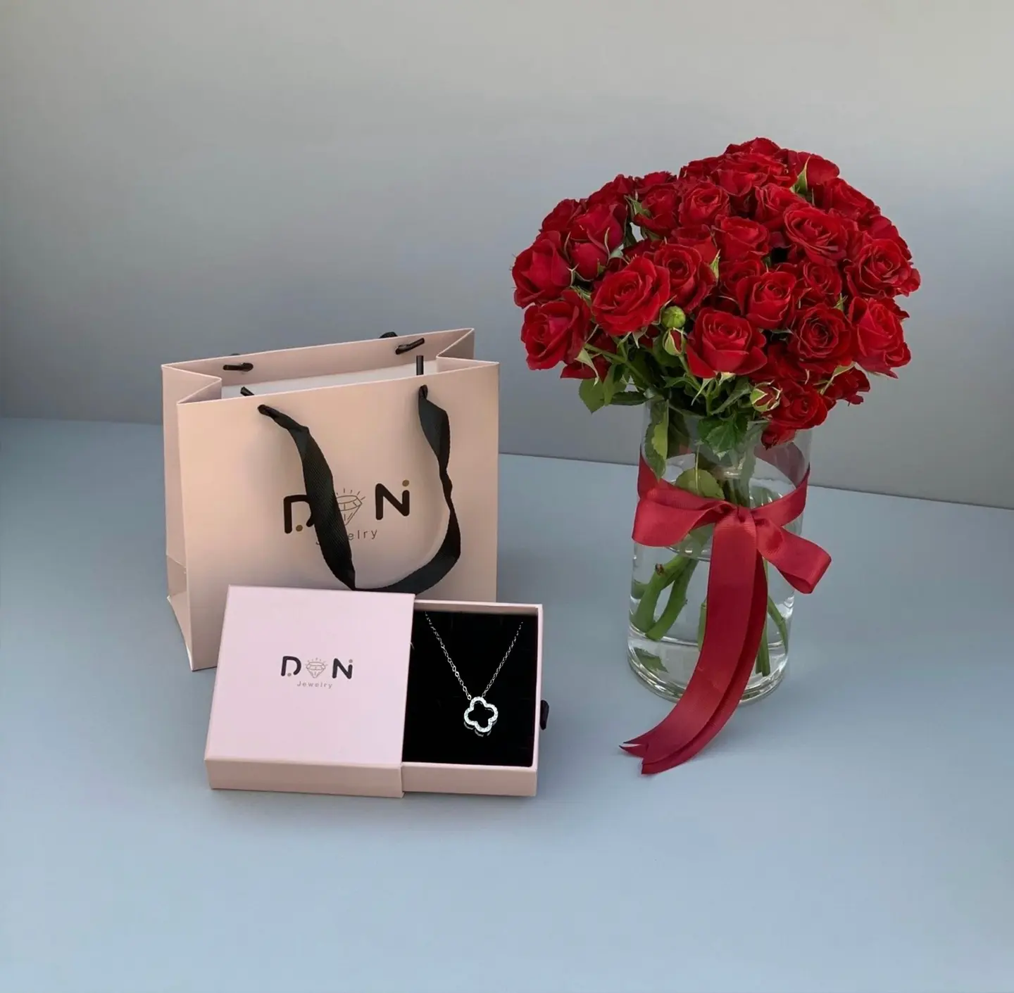 سلسال فضة مع فازة ليوم الزوجة