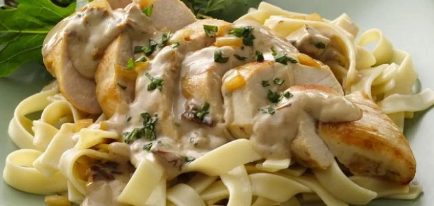 فتوتشيني الفريدو دجاج