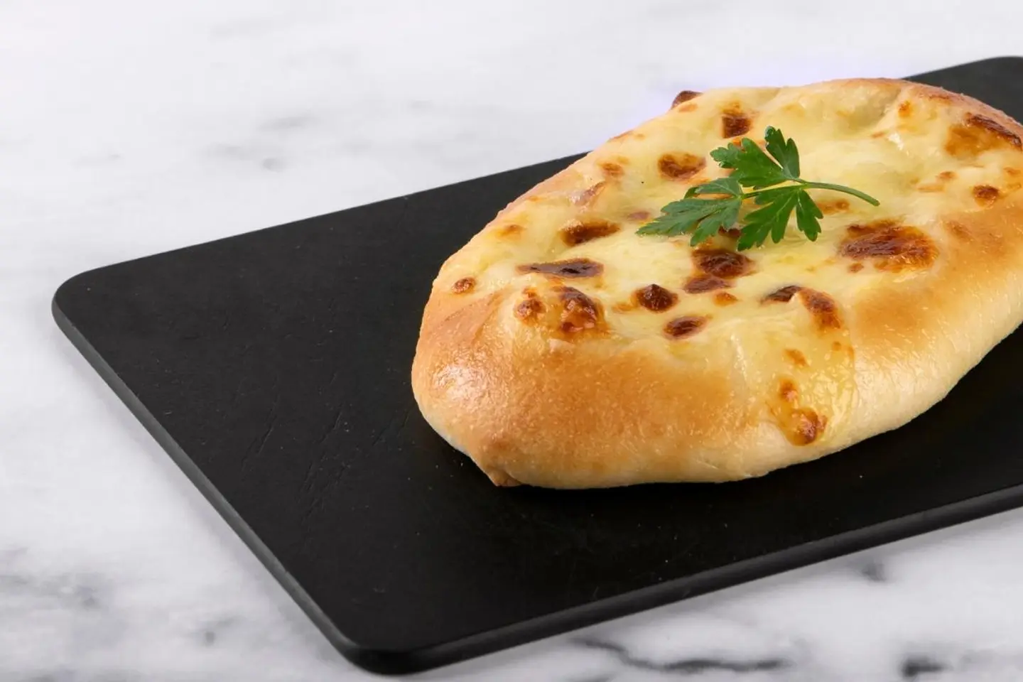 خبز بالثوم و الموزريلا