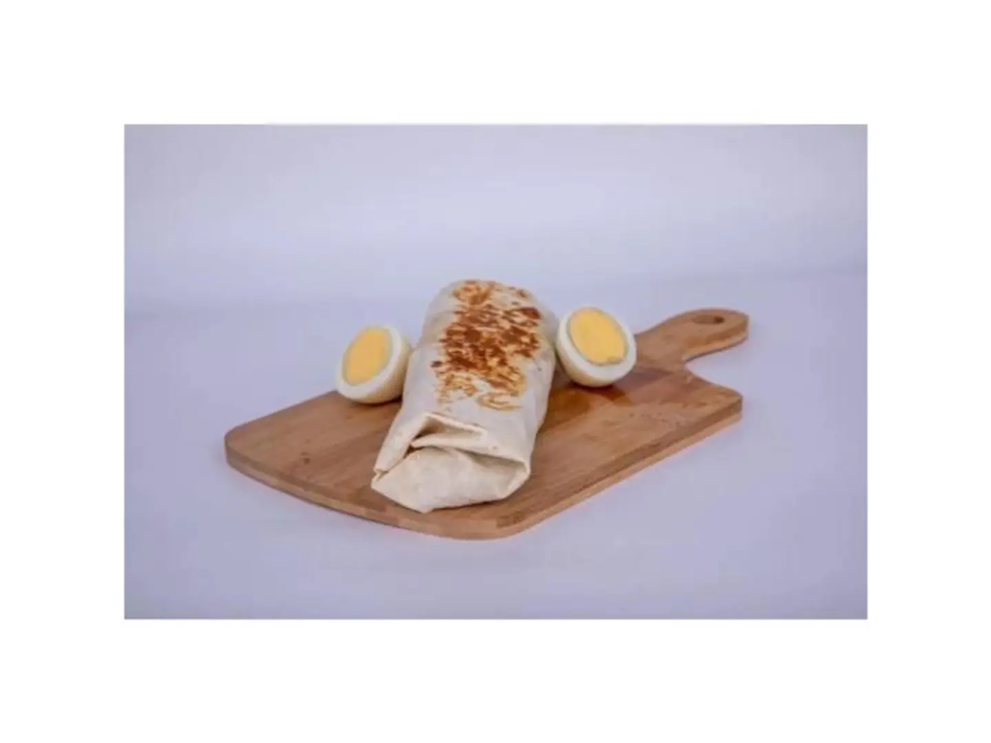 ساندوتش فلافل مع بيض وجبنة