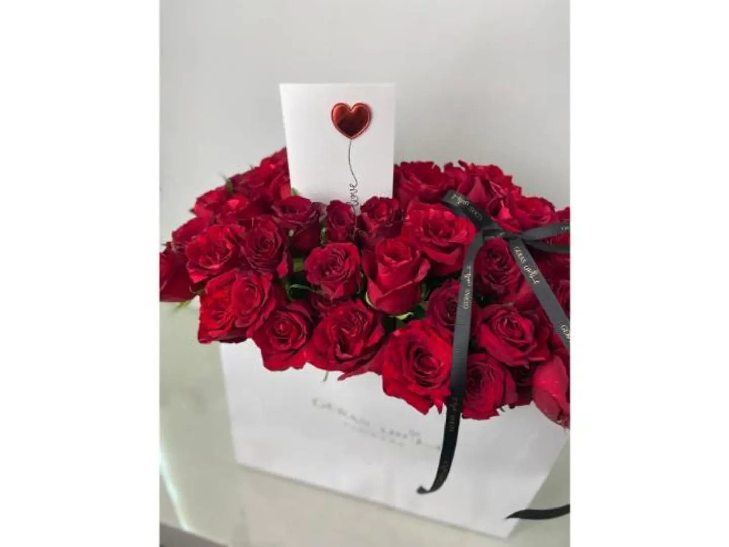 ورد احمر في كيس غراس