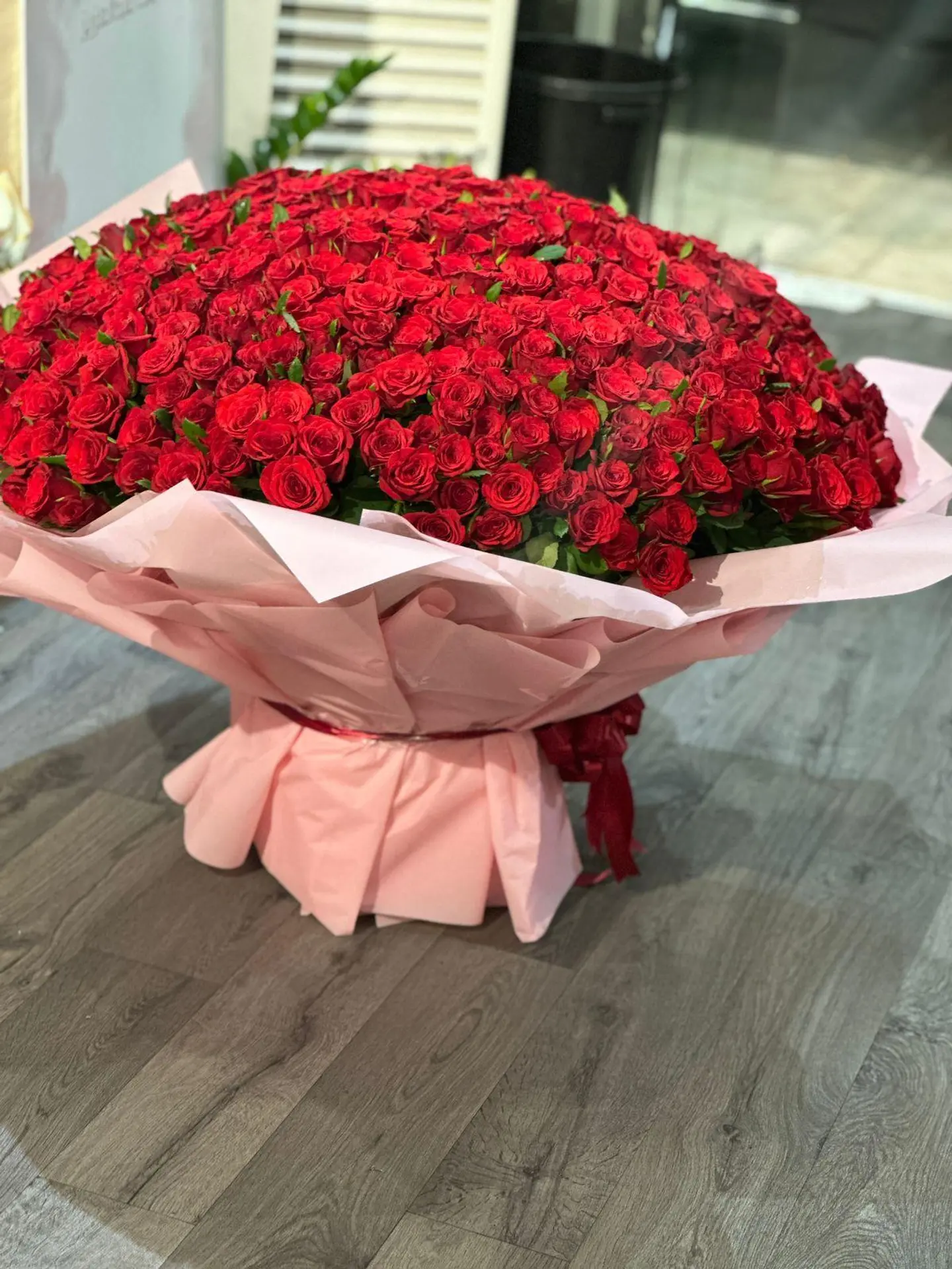 A Lovely 300 Red Roses Flowers A Good Reaping Pink