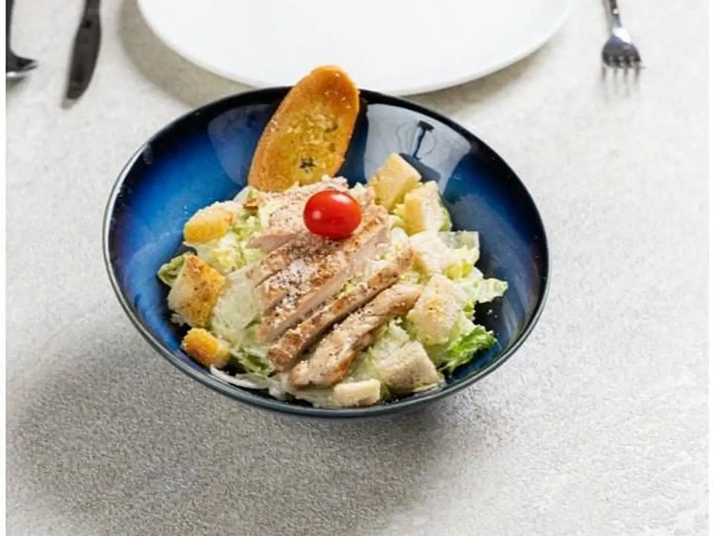 سلطة سيزر بالدجاج