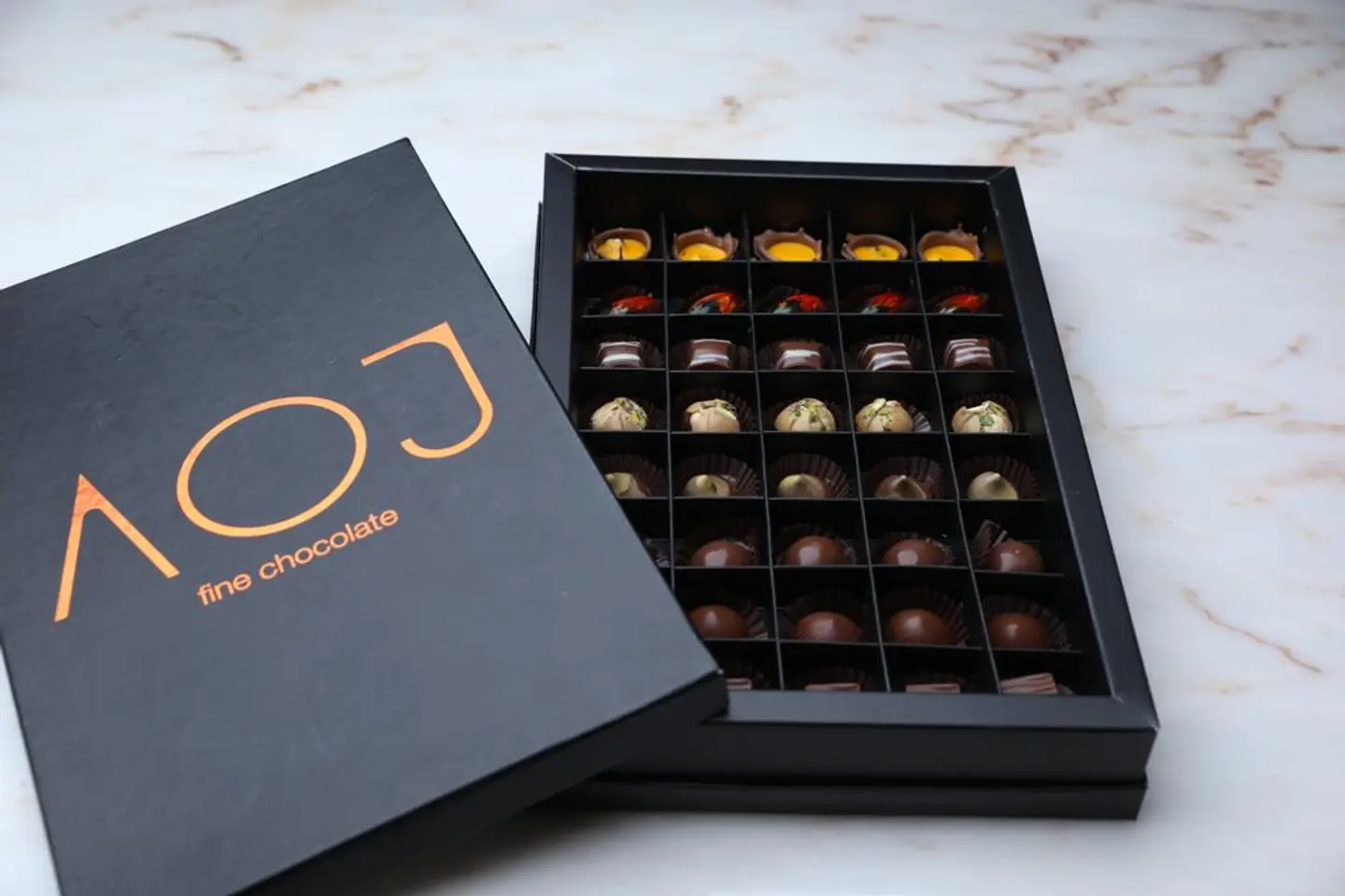 علبة شوكولاتة سوداء 40 قطعة