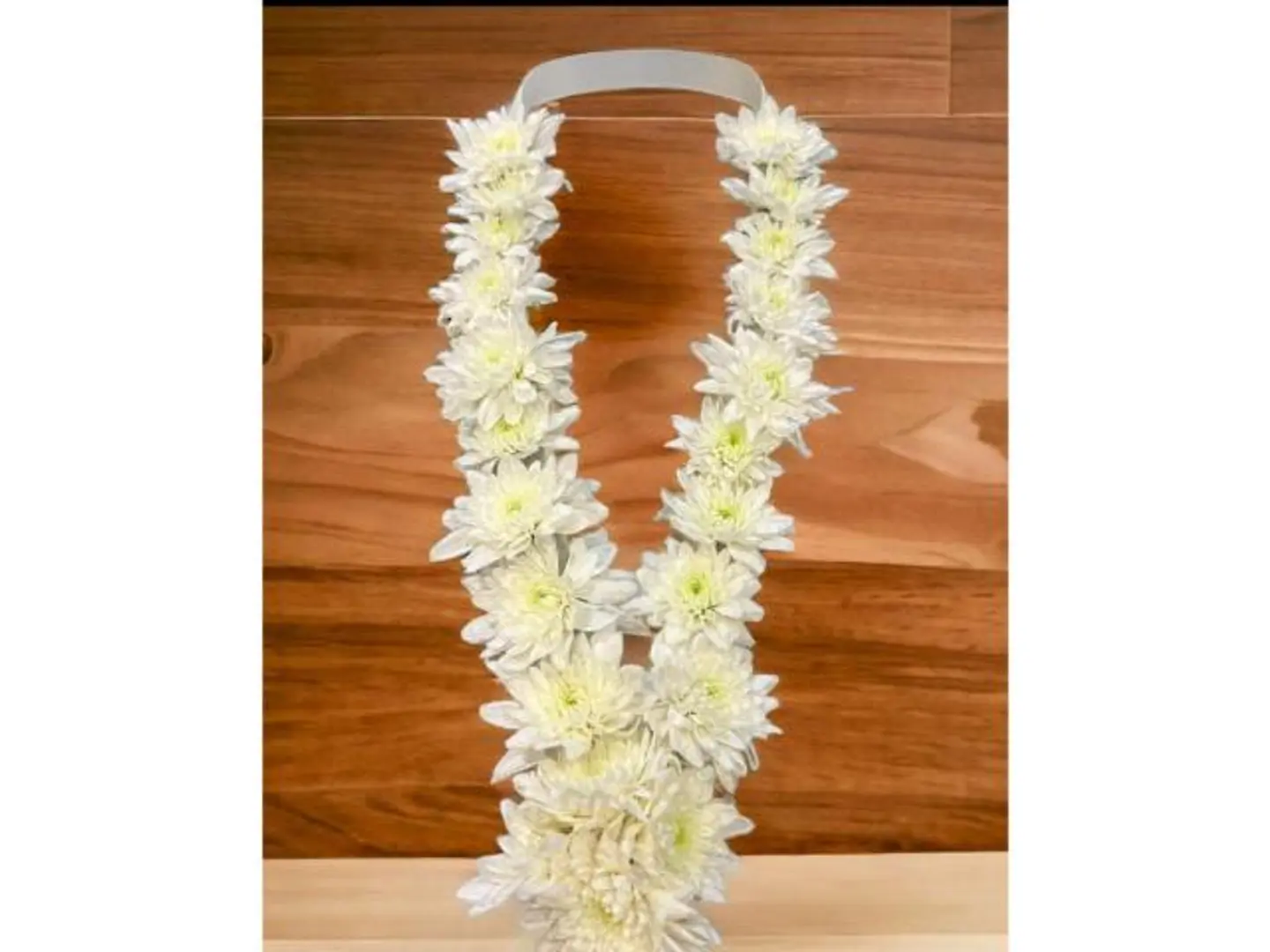 عقد ورد طبيعي كريز ابيض