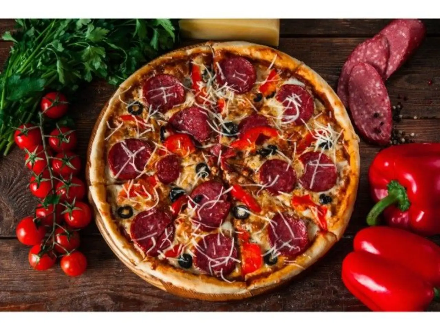 بيتزا بيبروني مع نقانق