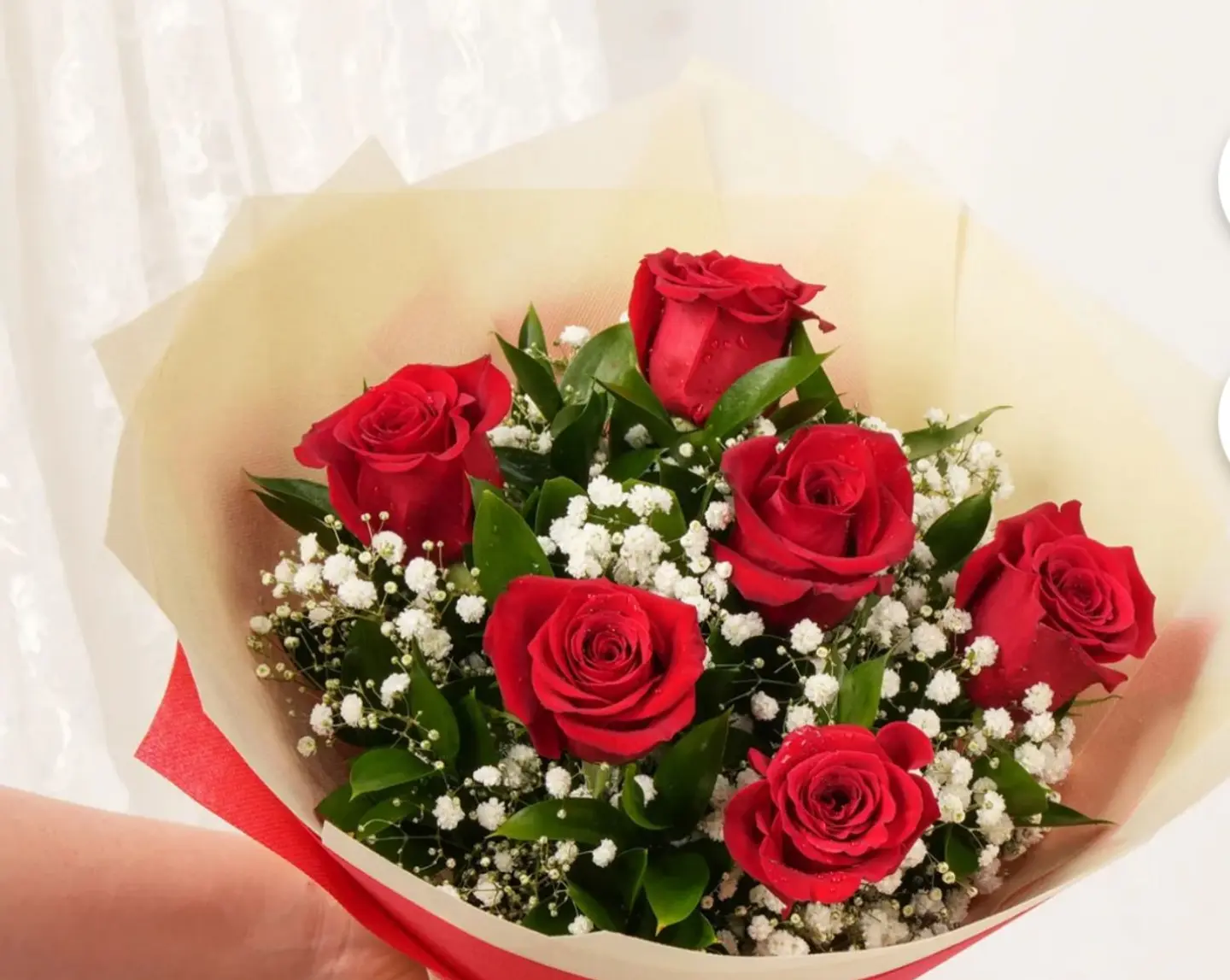 باقه ورد احمر مع اكسسوارات