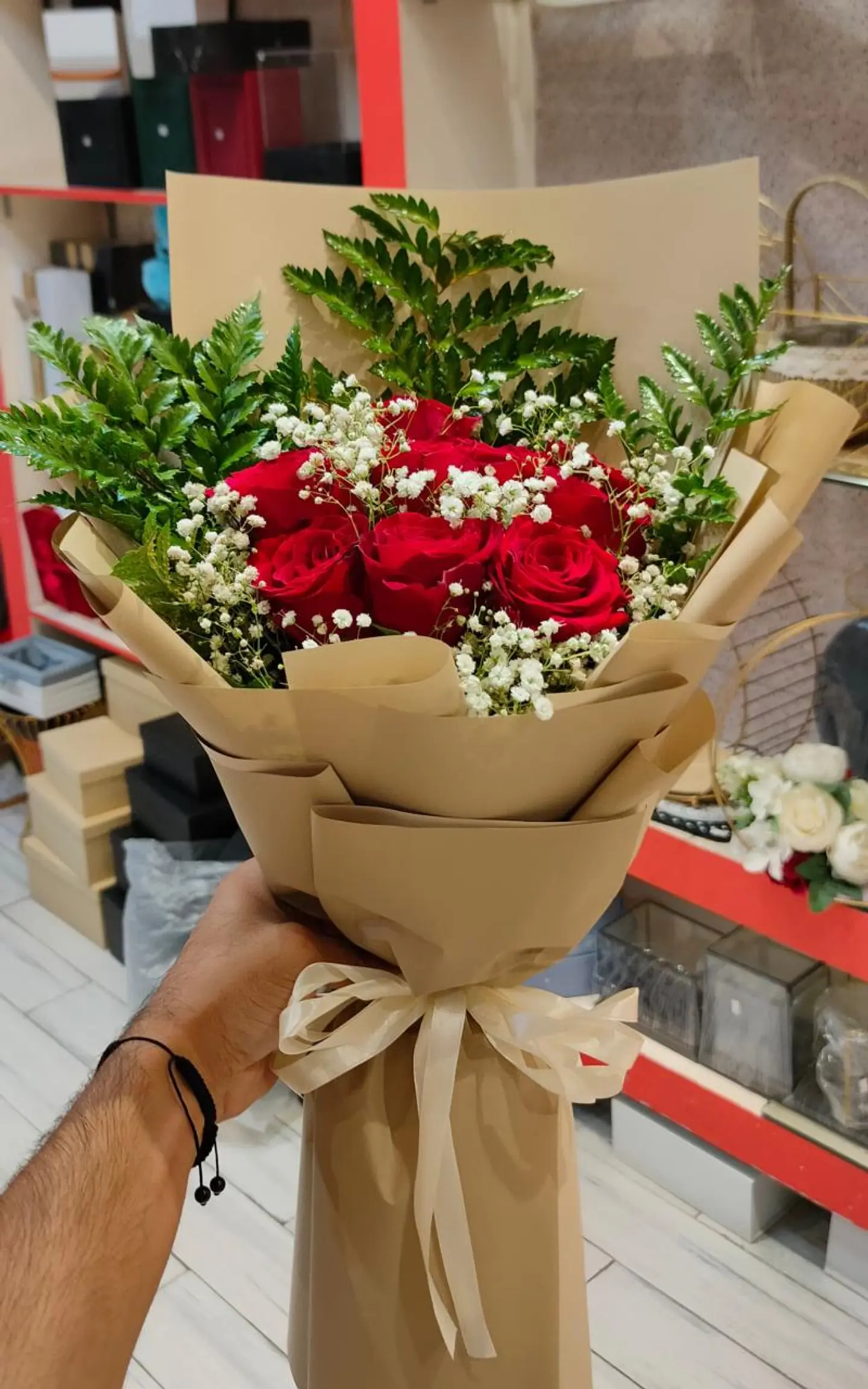 باقة روز أحمر تغليف بيج