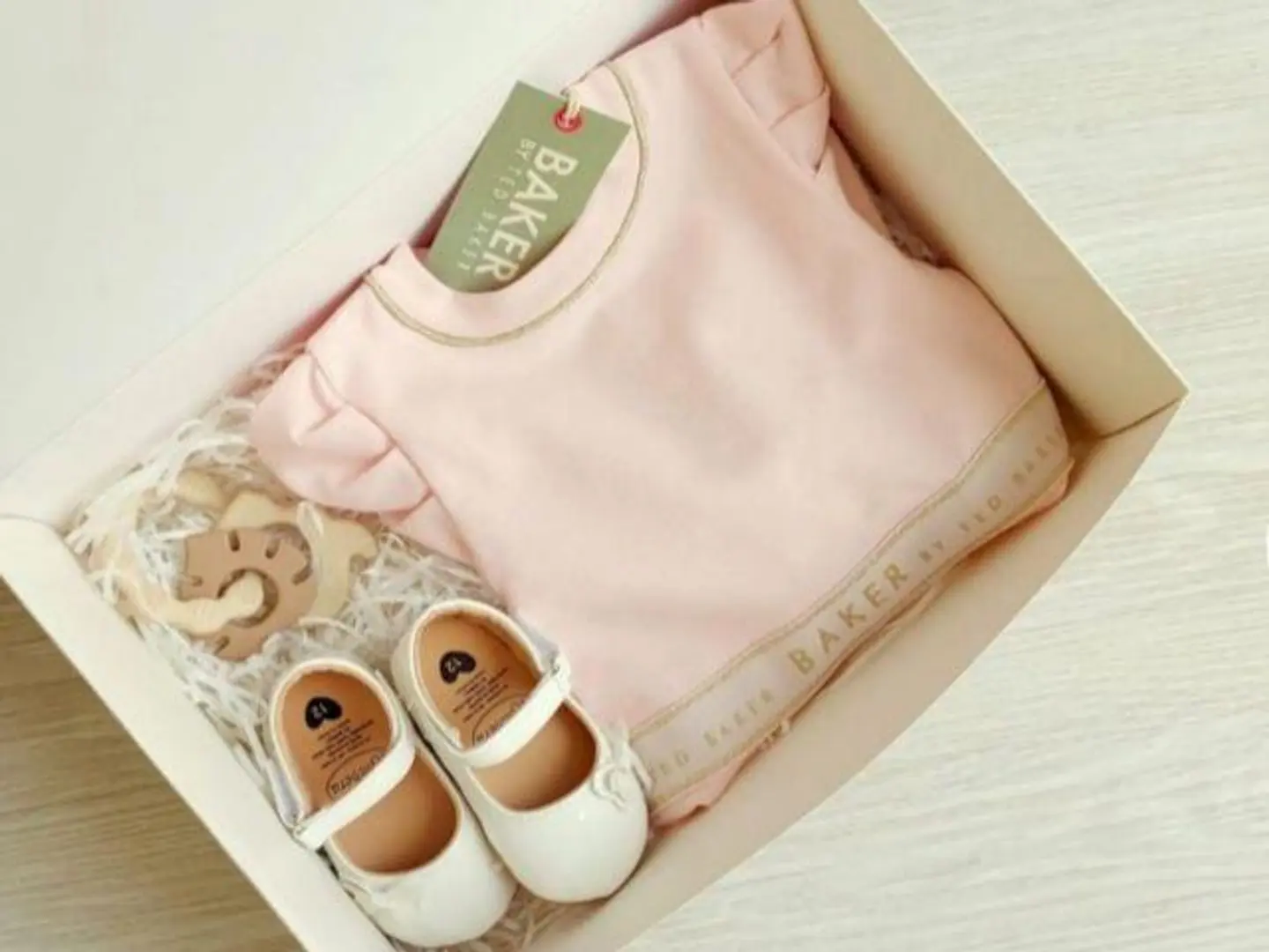 فستان وردي بياقة تيد بيكر