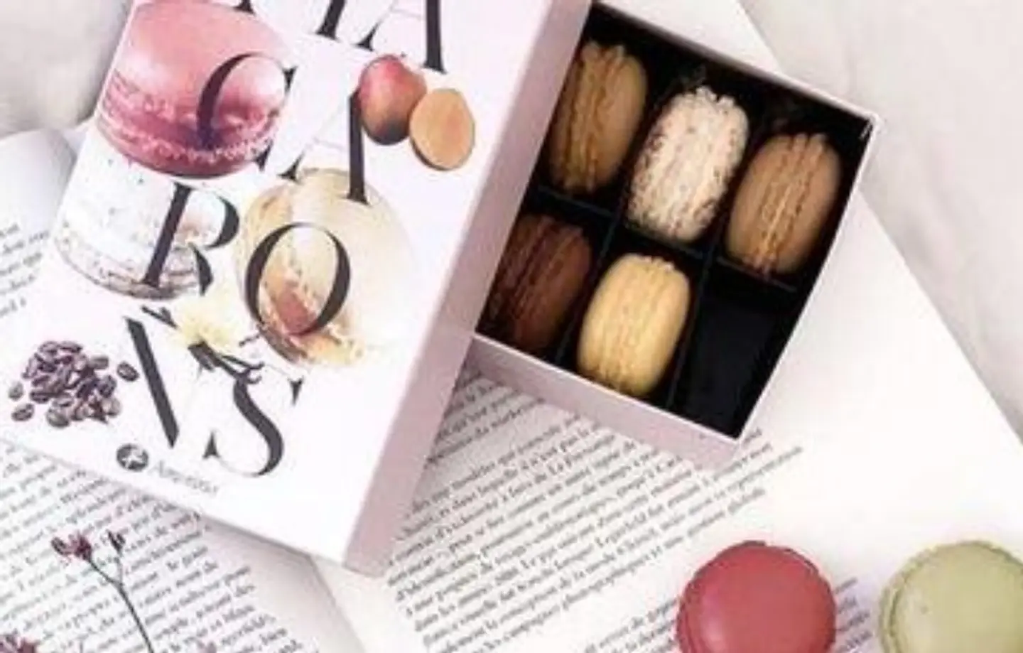 12 Pieces Traditional Macaron Box