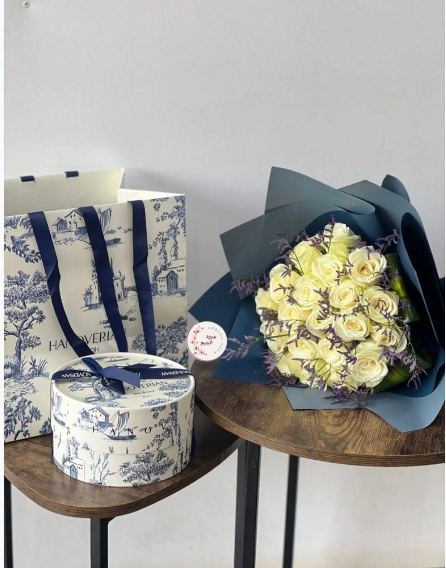 بوكيه ورد ابيضّ مع الحلا من هنوفريان