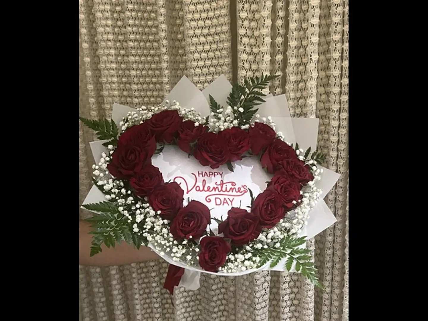قلب بعبارة الفالنتين محاط بالوررد الحمراء