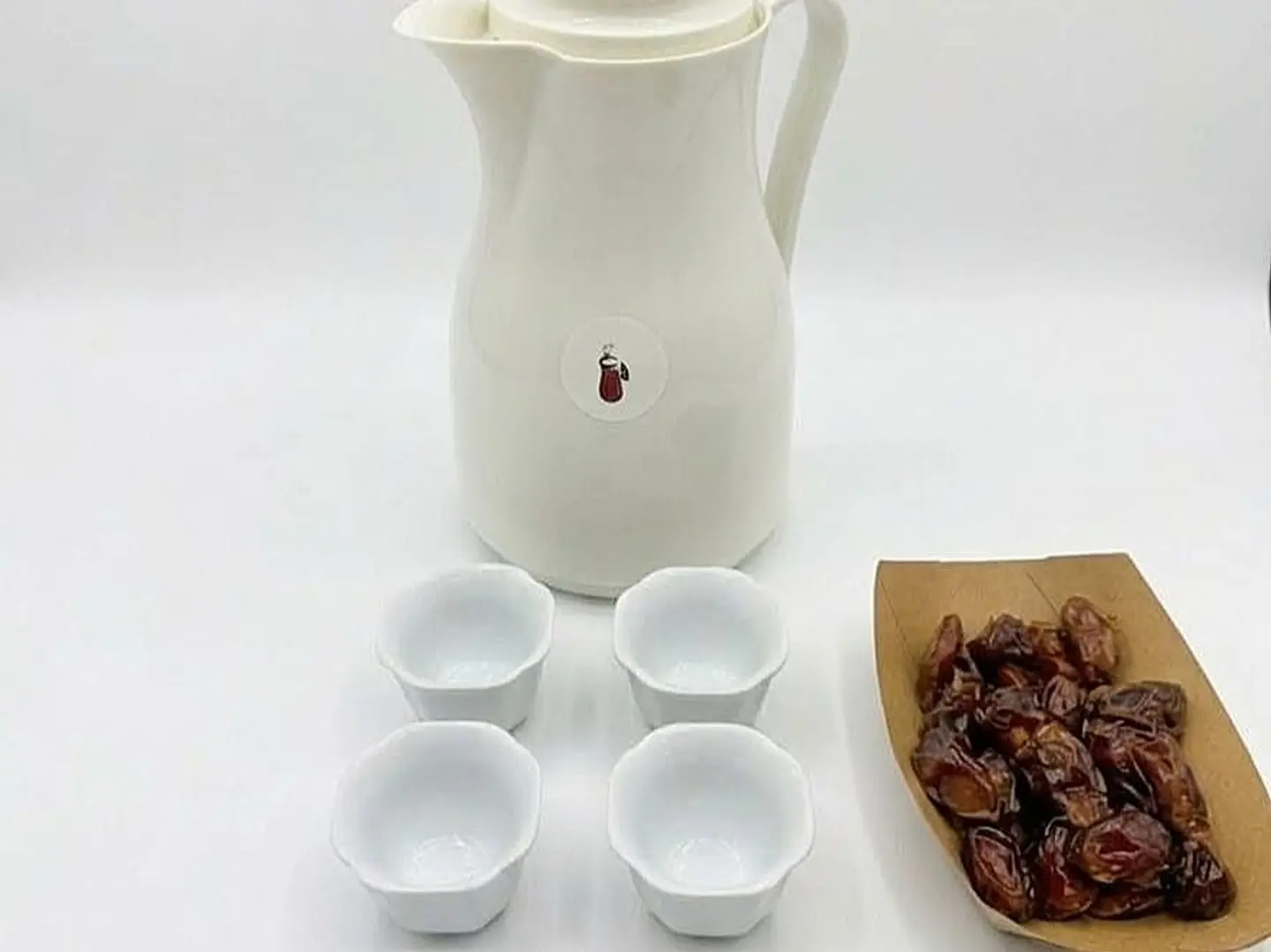 بكج القهوة العربية مع الفناجيل و التمر