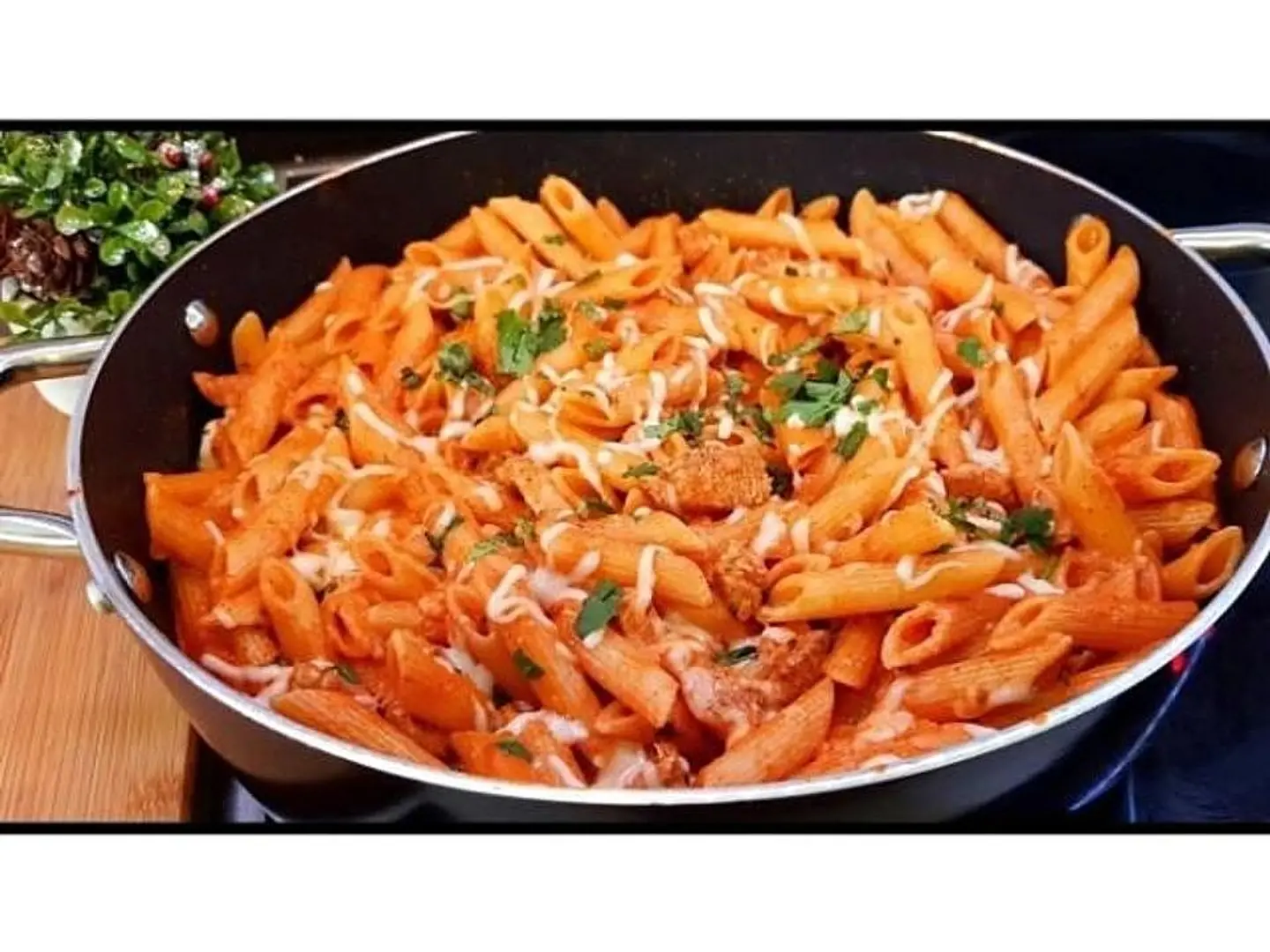 باستا دجاج احمر