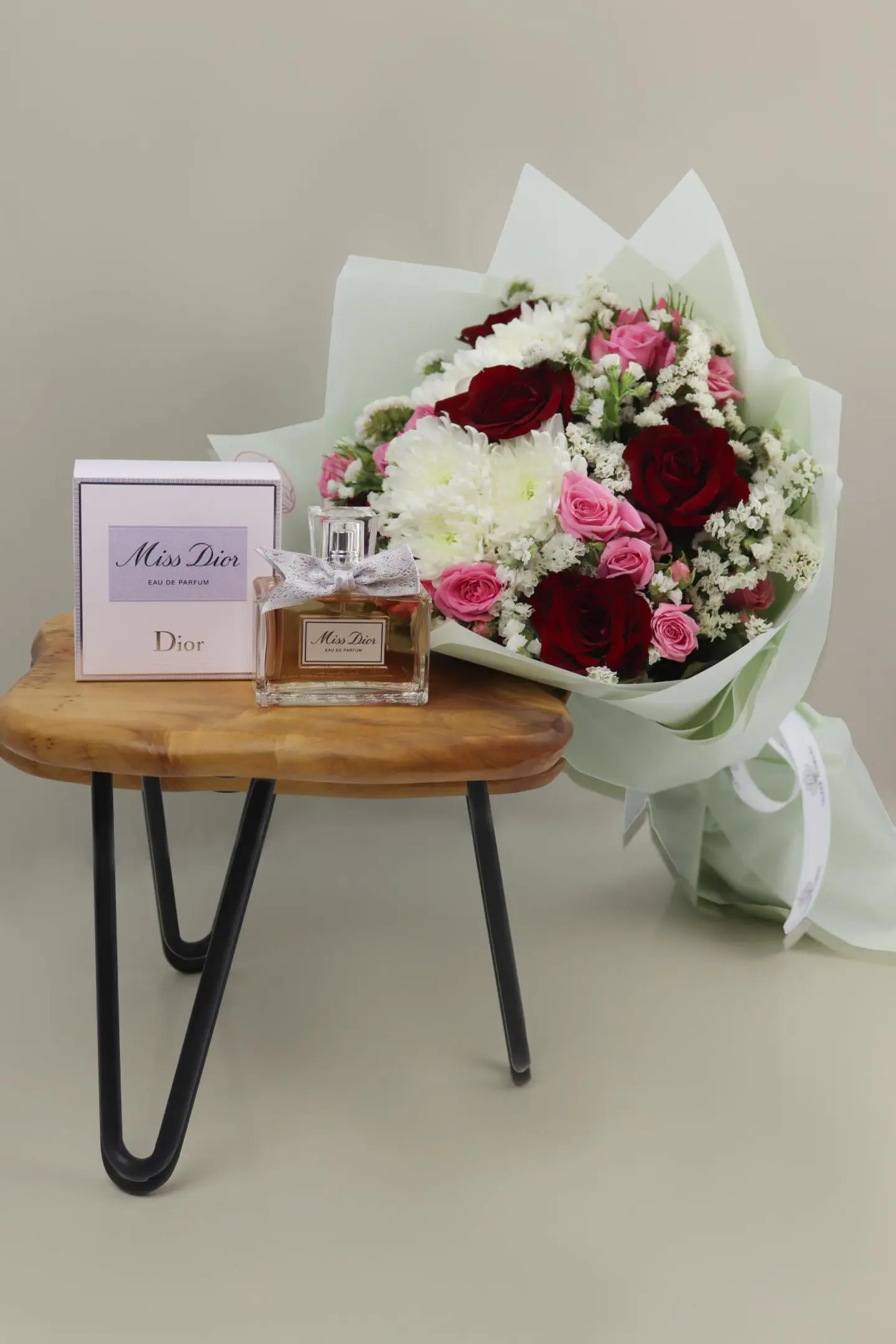 بوكيه مميز وعطر مس ديور للنساء