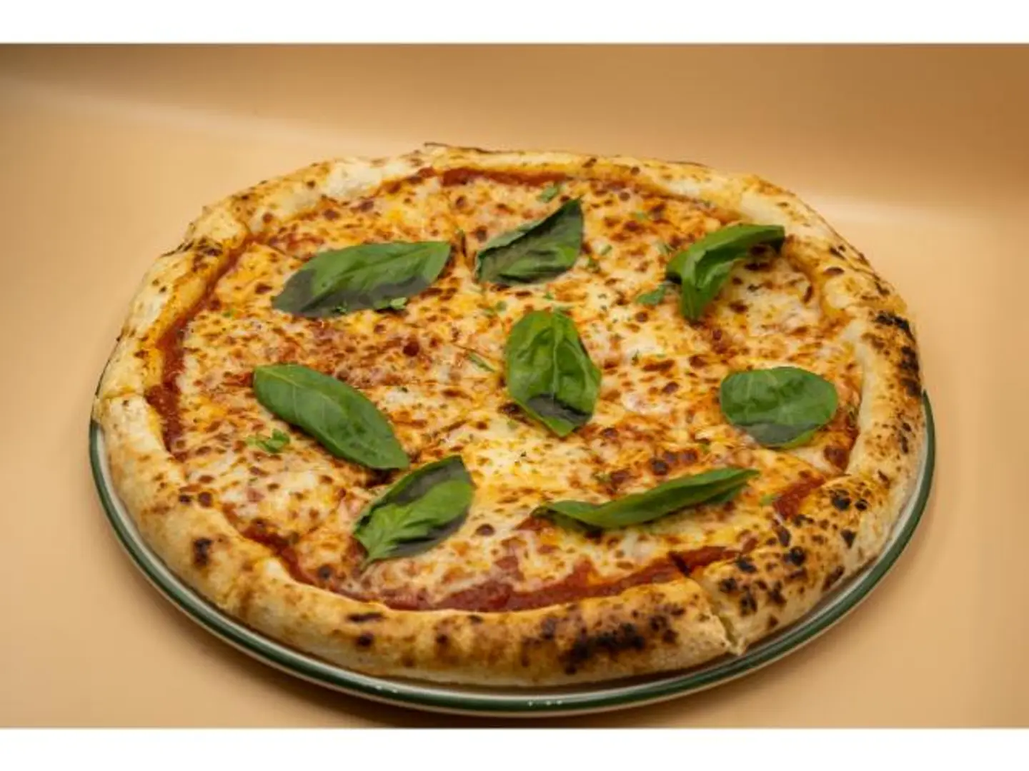 بيتزا نابولي بالريحان