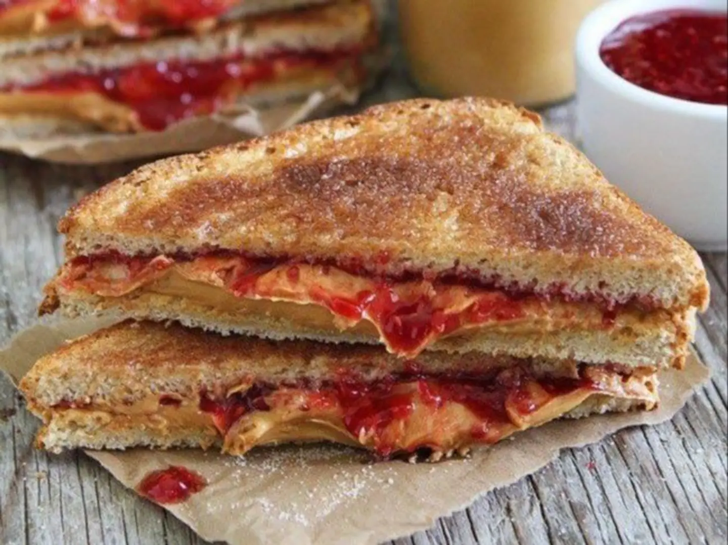 ساندويتش زبدة الفول السوداني و المربى