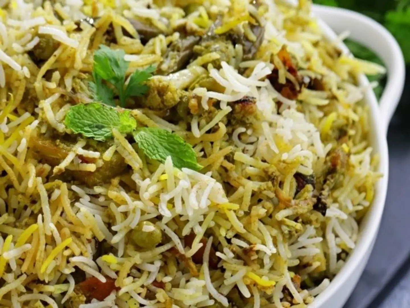 حيدر أباد دوم برياني مع رايتا ومخلل وباباد (جاين)