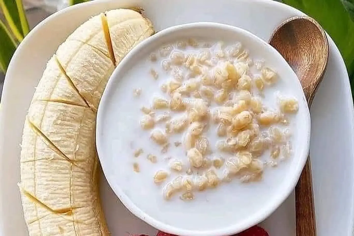 فطور صحي حبة موزة مع صحن شوفان بالحليب