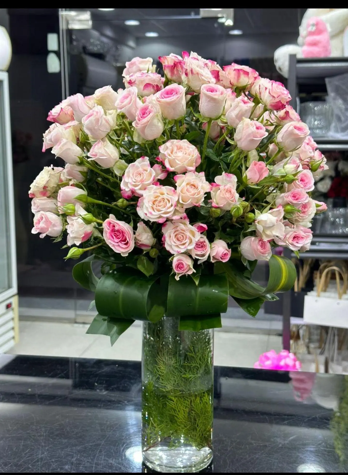 مزهرية ورود صغيرة وردية