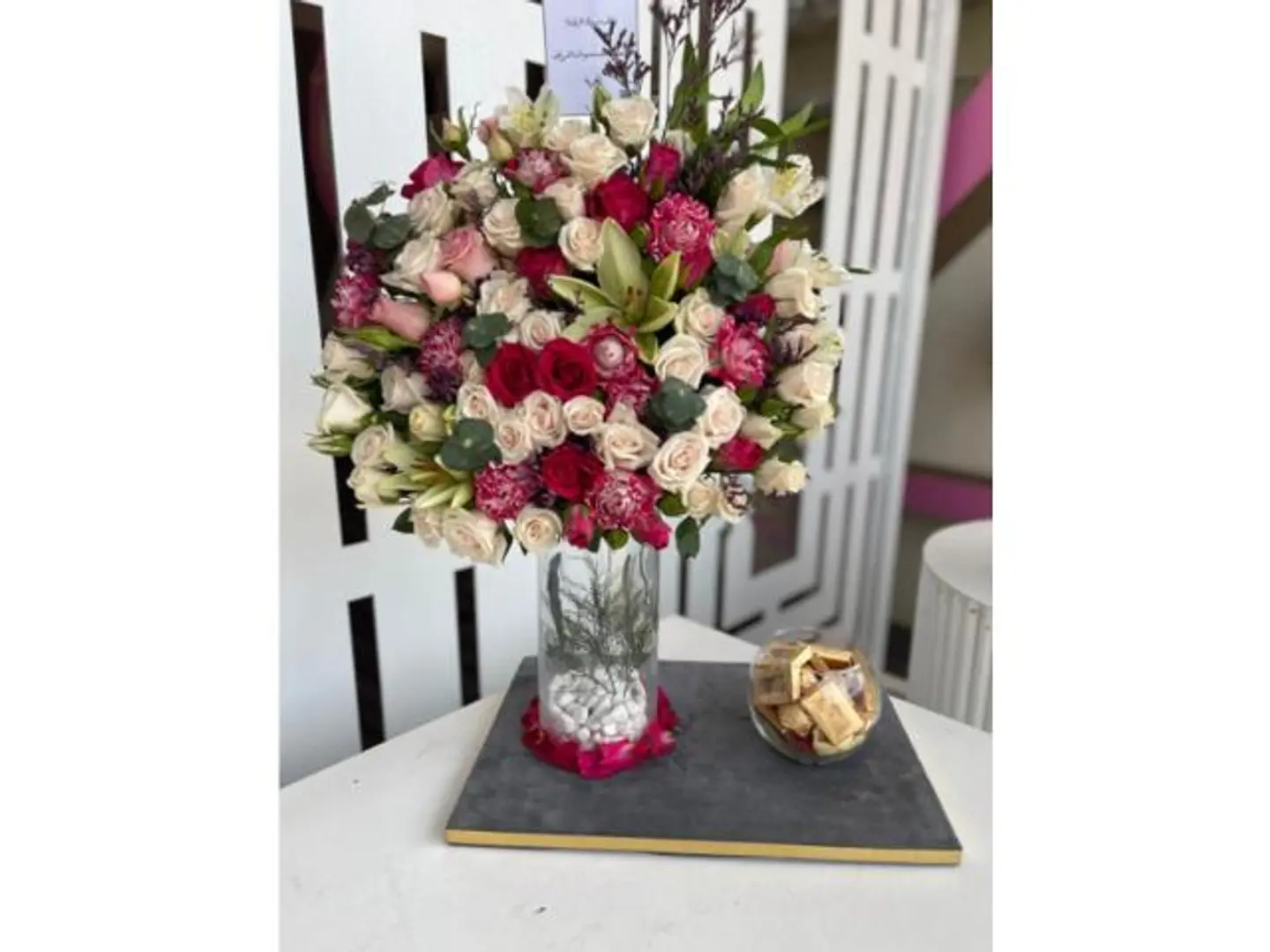 فازه مع حلوى بلجيكي