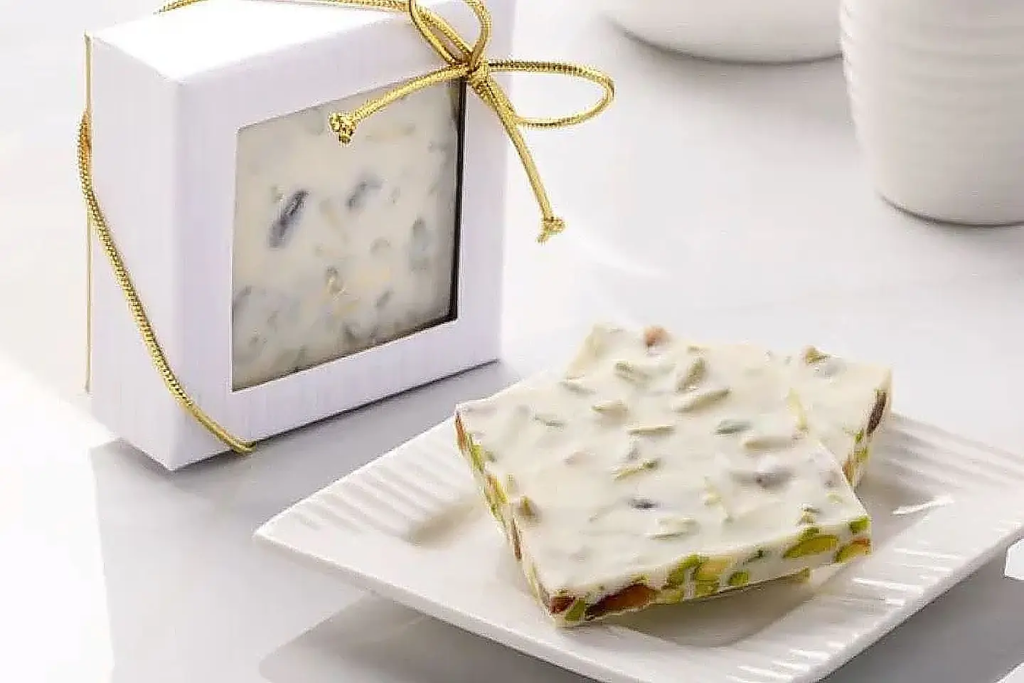 مدجول فستق لحاء الشوكولاتة البيضاء